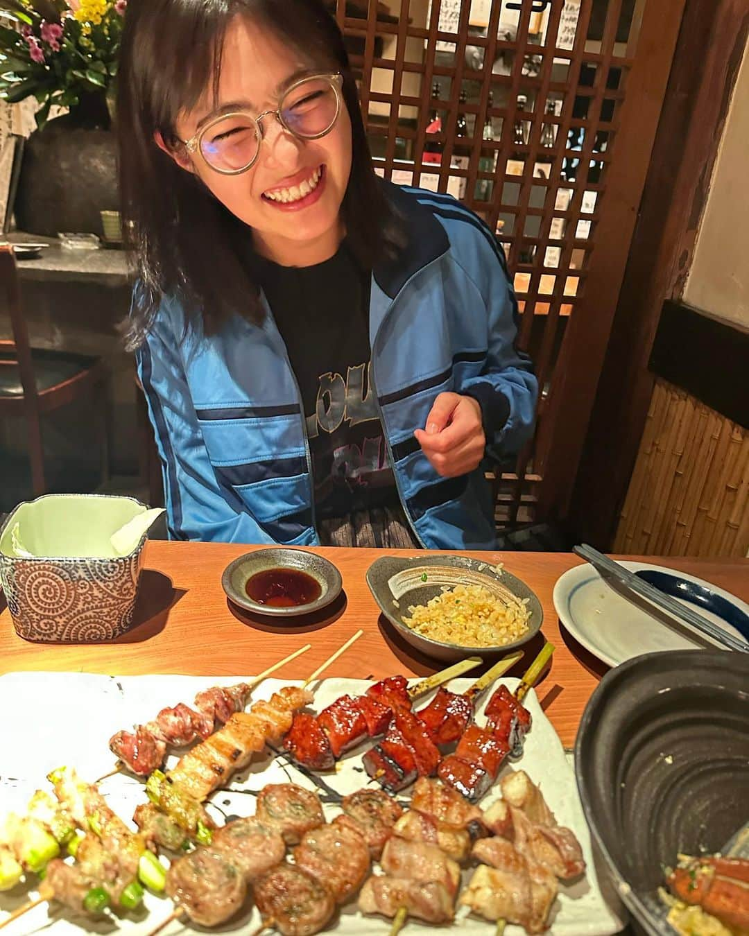 井上咲楽さんのインスタグラム写真 - (井上咲楽Instagram)「ぺえさんがご飯連れてってくださいました！！ もうお風呂はいったし、寝ようかな〜どうしようかな〜と思ってたところでぺえさんから電話いただいて、誕生日なのに何してんだ？ご飯いく？つれてってやろうか？と！  ぺえさん、めちゃくちゃ気遣いの方で、絶対に相手のこと傷つけるようなこと言わないんです。 ぺえさん自身の感覚がとても細やかで色々なことに気づいて、細かく感じてきたからこそなんだろうなといつも思います。ありがたいと思う反面、心配にもなります！ こんな私にも、おまえに気なんてつかわねーよ！と言いつつ気にかけてくださって、ちゃんと見ていてくれるぺえさん。  思えば、私が16歳の頃にテレビにはじめて出させていただいたのは、ぺえさんの番組でした！ 頭に王冠のっけて（衣装で）ぺえさんの楽屋に緊張でガチガチでご挨拶いったとき、ぺえさんがすごくニヤニヤしてたことを鮮明に覚えてます。  あの時から8年が経って、いまはぺえさんとご飯食べているなんて…！いろんな情景が一気に蘇ってきて、「ご飯嬉しい！涙出そうです！」と言ったら、「出てねーだろ！出てから言え！」をいただきましたが笑  ぺえさんに沢山助けていただき、新しい道も開いてもらった23歳でした！ 24歳もしっかりやってるのか、見張っていただけたら嬉しいです！それに恥じぬように生きます！  ※最後の写真は全ての料理の中で唯一、おい！撮っとけ！と言われたお刺身三点盛りの写真です！なぜ？笑」10月3日 7時29分 - bling2sakura