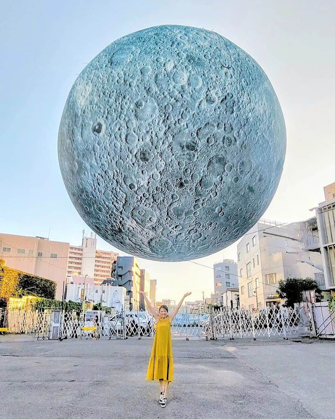 市川みかさんのインスタグラム写真 - (市川みかInstagram)「@moonartnight_shimokitazawa ムーンアートナイト 下北沢 (https://moonartnightfes.com/)  先週末まで開催されていた中秋の名月のイベント、ムーンアートナイトへ。 会期中に仕事絡みで全4回も行きました🌕  満月のアートが素晴らし過ぎて2回目まではめちゃくちゃ感動したけど、3回目以降は慣れちゃいました😚 あまりにもリアルで大きくてちょっとコワかったりもします 笑  とはいえ、かなり斬新で感動的なアートで、間近で見られてとても良かったです✨ 美しかったぁ。。。  　 #ムーンアートナイト下北沢 #中秋の名月 #お月見 #満月 #うさぎ #ivent #moonart #harvestmoom #fullmoon #beautiful_spot」10月3日 7時37分 - ichikawa_mika