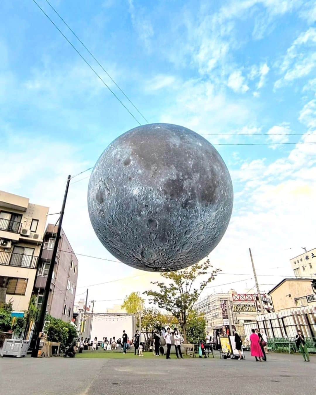 市川みかさんのインスタグラム写真 - (市川みかInstagram)「@moonartnight_shimokitazawa ムーンアートナイト 下北沢 (https://moonartnightfes.com/)  先週末まで開催されていた中秋の名月のイベント、ムーンアートナイトへ。 会期中に仕事絡みで全4回も行きました🌕  満月のアートが素晴らし過ぎて2回目まではめちゃくちゃ感動したけど、3回目以降は慣れちゃいました😚 あまりにもリアルで大きくてちょっとコワかったりもします 笑  とはいえ、かなり斬新で感動的なアートで、間近で見られてとても良かったです✨ 美しかったぁ。。。  　 #ムーンアートナイト下北沢 #中秋の名月 #お月見 #満月 #うさぎ #ivent #moonart #harvestmoom #fullmoon #beautiful_spot」10月3日 7時37分 - ichikawa_mika