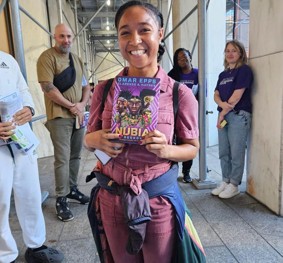 オマー・エップスさんのインスタグラム写真 - (オマー・エップスInstagram)「We had a beautiful time talking everything Nubia: The Awakening & Reckoning with fabulous @melissaalbertauthor on @bkbookfest other worlds fantasy panel. The conversation was wonderful. We thoroughly appreciated the questions from the audience and enthusiasm over the series. Happy reading y’all, and please tell us what you think…✨💫✨」10月3日 7時49分 - omarepps