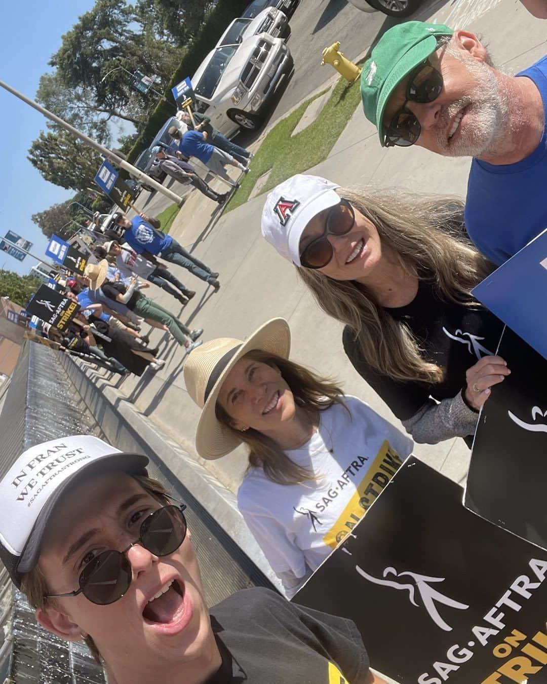 メアリー・マクドネルさんのインスタグラム写真 - (メアリー・マクドネルInstagram)「#onedaylongeronedaystronger so many Blue shirts on the line today! thank you  #wgasupportssagaftra  #sagaftrastrong #sagaftra #sagaftrastrike It all begins and ends with #Family @terrylynnwalters @0lliewalters 💃🏻💃🏻💃🏻❤️❤️❤️ #keepgoing」10月3日 7時50分 - theladybam