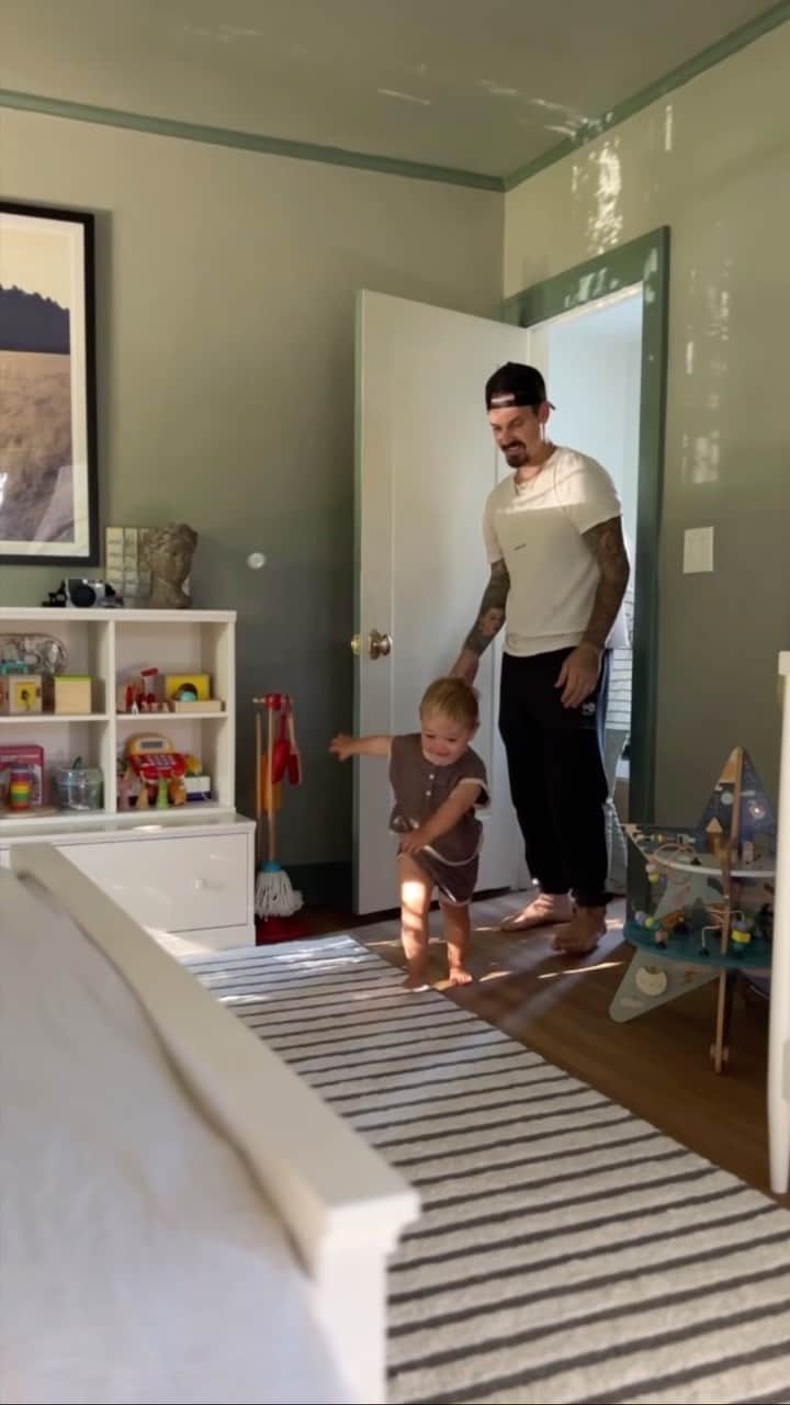 ケイトリン・カーターのインスタグラム：「Rowan’s Big Boy Bed Reveal: we wanted to get Rowan’s bed set up in the room, even though he won’t actually move into it for a bit, just so he could get familiar with it. we decided to get both boys new mattresses, and were able to consult with @mattressfirm to determine which would make the most sense for them! they provided their white glove service to deliver the mattresses to us (they even took Charlie’s old mattress away!), and Kris and I went to work getting the bottom bunk ready so we could surprise Rowan with it. you can see from his reaction he was very excited to have a bed like his big brother’s! #mattressfirmpartner」