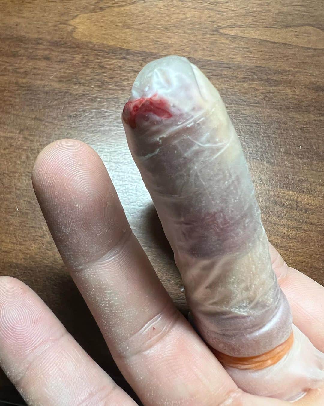 深沢邦之さんのインスタグラム写真 - (深沢邦之Instagram)「やっちまった😭 スライサーで 指先をスライス😱 ざっくりスライスして 血が止まらない😱 こんなに血が出たら 俺、貧血になる？！ なんて恐怖を 感じたくらい血が ドボドボ😱 それでも夕飯を終え 三味線を習いに行った そしたら 先生が 血が三味線についています！って😁 お稽古中止🤣 もうなにも出来ない😭 諦めて 手を上に上げて寝る💤 健康が一番です✌️ 健康でないと あらゆることが 出来なくなり 不便になりますね😅 頑張れ！ 俺の体！俺の指❗️ 3枚目 福島県 安達太良山登山動画の 最終回になります #深沢邦之チャンネル で検索してください シリーズをずっと 見続けて頂き ありがとうございました😊 #深沢邦之 #深沢邦之チャンネル #登山 #日本百名山 #安達太良山 #福島県 #活火山 #剣道 #剣道五段 #リバ剣 #出稽古  　　ふかふかチャオ」10月3日 7時56分 - fukasawakuniyuki