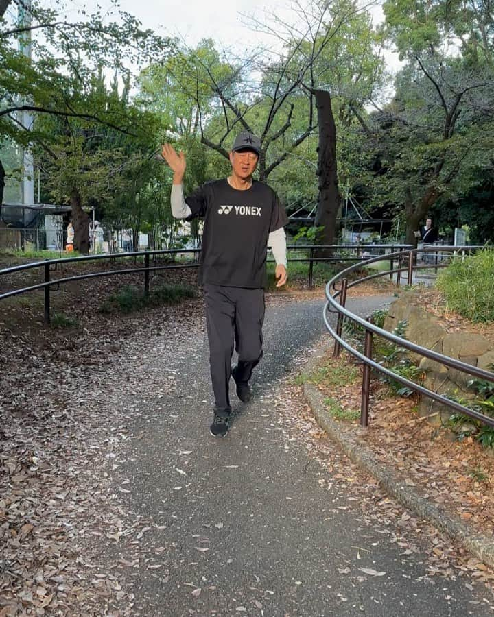 金石昭人のインスタグラム：「カネやん散歩🚶  おはよーさーん👋  秋の日差しが気持ちいいねぇ😄  自然と身体が動くのが気持ちいいねぇ😄  歩く🚶歩く🚶走る💨  どや  #カネやん散歩 #朝が来た #秋の日差し #どや」