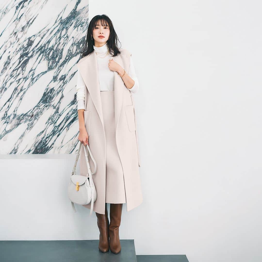 のインスタグラム：「. ジレとスカートをセットで合わせて理想のバランスを楽しむ エディター東原妙子×M7daysコラボ新作。 #M7days着回し  スカート合わせなら、ジレはロング丈が好バランス。 ピンクベージュの同素材セットアップで、着こなしに迷わず華やかなスタイルが完成。 インナーはしなやかで暖かいウールの万能カットソーですっきりと。  カットソー（商品コード：417142） ¥9,900・ジレ（商品コード：417132） ¥36,300・スカート（商品コード：417133）¥24,200（エムセブンデイズ）・バッグ（商品コード：413091） ¥64,900（デメリエー） ／Marisol 　ピアス¥31900・ネックレス¥17,600／マリハ　ブレスレット¥73,700 ／ フラッパーズ（シー）　靴¥121,000／アマン（ペリーコ）  #marisolmagazine　#マリソル　#アラフォーコーデ　#40代コーデ　#40代ファッション　#アラフォーファッション　#秋トレンド　#秋コーデ　#秋ファッション　#fashion　#ootd #M7days　#ジレコーデ」