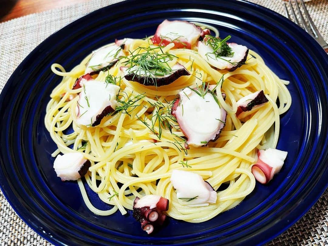 安藤幸代のインスタグラム：「タコとレモンとディルのパスタ🍝  先日の来客でたこ焼きを振る舞い(夫が)、結構余ってしまったタコ、、、が、本日素敵なパスタに変身✨  娘と2人だけの夕飯、、、このタコどうするかなぁ🤔と本をパラパラ。 小堀紀代美さんの本で、なんとも簡単な和えるだけパスタを発見💡  ナンプラーとレモン汁が絶妙〜！ 塩っぱさ加減と爽やかさが癖になる🤩 完全に大人好みのパスタなので、娘はショートパスタでミートソース😜  ちょっと涼しくなってきましたね！ 色々流行ってますので、、、よく食べてよく寝て体調整えましょう！  #タコとレモンとディルのパスタ  #小堀紀代美さんレシピ  #大人味パスタ #ディルとか使う料理は私しか食べない #またひとりパスタの時に作ろう笑」