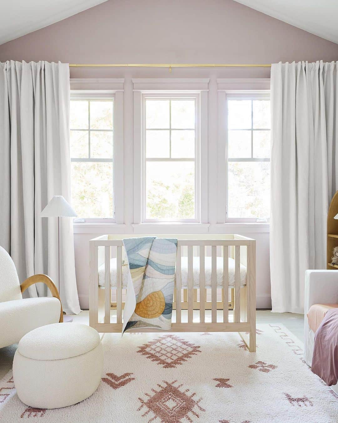 大坂なおみさんのインスタグラム写真 - (大坂なおみInstagram)「Have you seen tennis star @naomiosaka's nursery yet? We partnered with her to design a sweet, sky-inspired space for her daughter, Shai. You can recreate this look too. Shop the room that went viral with the link in @crateandkids bio.  #NurseryInspo #NurseryDesign #BabyRegistry #DreamyNursery #WhimsicalNursery #BabyFurniture」10月3日 8時06分 - naomiosaka