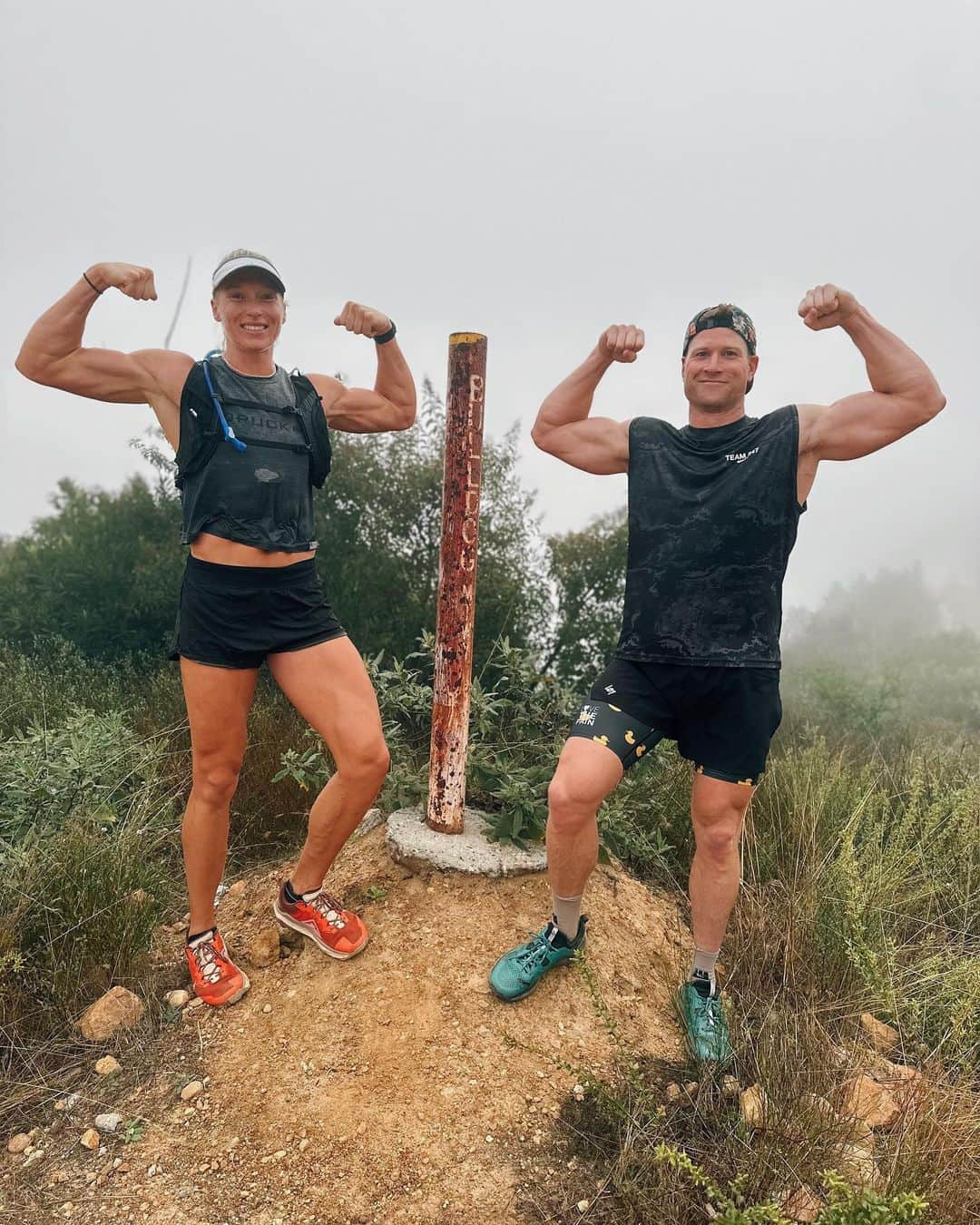 カーリー・ウォパットのインスタグラム：「Who would win in an arm wrestling match?! 🤔  @huntthesheriff thinks he’s stronger. And swears he’s a 1/4 of an inch taller than me.  Maybe he is.. but I can still dunk on him.   We ran the Bulldog Loop Trail in the Santa Monica mountains this past Saturday with the rest of the BLDR run club. Started at 5:30 AM in the dark, and witnessed the sunrise out on the trail.   14 miles, ~ 4,000 ft elevation gain, 3 hrs.   This was my first session with a run club! I’ve been looking for running & cycling clubs to train with, hoping to meet more badasses and training partners. There’s some sessions I prefer to do on my own, but I always enjoy logging long miles with others.  Here’s to the training bros who push us to be better. 🍻」