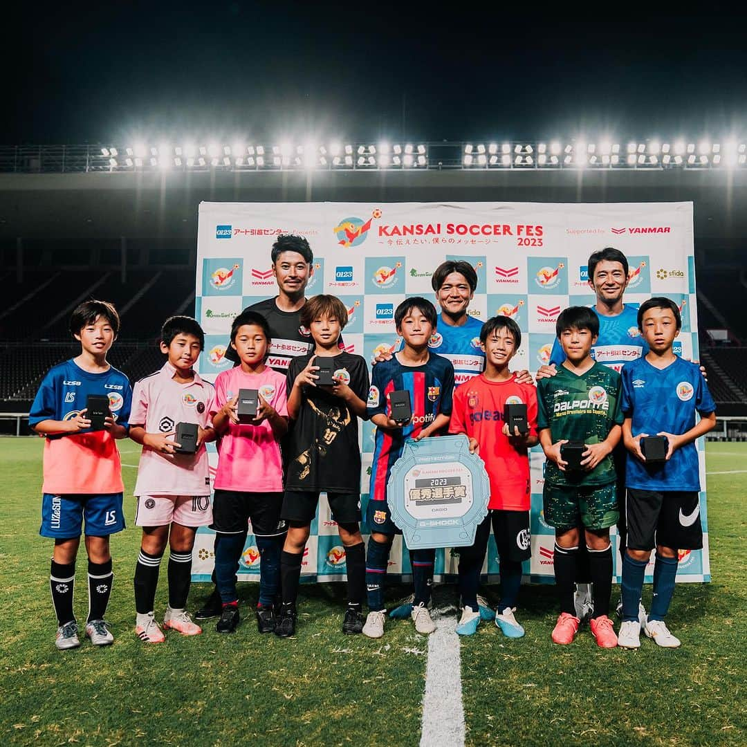 田中裕介さんのインスタグラム写真 - (田中裕介Instagram)「【ペナルティキック】 KANSAI SOCCER FES第3回ではPK対決をトレーニングセッションに取り入れました。 大久保嘉人さん、玉田圭司さんに4人ずつセレクトして頂き対抗戦を行いました。  簡単なように見えて非常に難しいPK。狙った場所にシュートする事は大人やプロになっても難しいものです。  講師のお二人からは 『とにかく自信を持って蹴る事』 の声がありました。  GKとの駆け引きの中で精神的に優位に立つ事の重要性を説いていました。  子供達は普段使用している4号球より大きい5号球、ボランティアで参加していた高校生のGKが相手、そしてプロが使用するスタジアムの独特の緊張感という心理的に高いハードルをクリアして、次々とゴールを決めていました。 （結果はサドンデスで玉田チームの勝利） ※セレクトされた8人にはPK対決記念に KANSAI SOCCER FES オリジナルロゴプリント入り G-SHOCKをプレゼントしました⌚️  シュートクリニックの最後に1日での子供達の飛躍的な成長を見る事ができ、イベントの成功を感じる事ができました。  この経験をこれからの人生に活かしていってもらいたいです⚽️  #KANSAISOCCERFES @kansai_soccer_fes  #gshock  @gshock_jp」10月3日 8時10分 - yusuketanaka_official