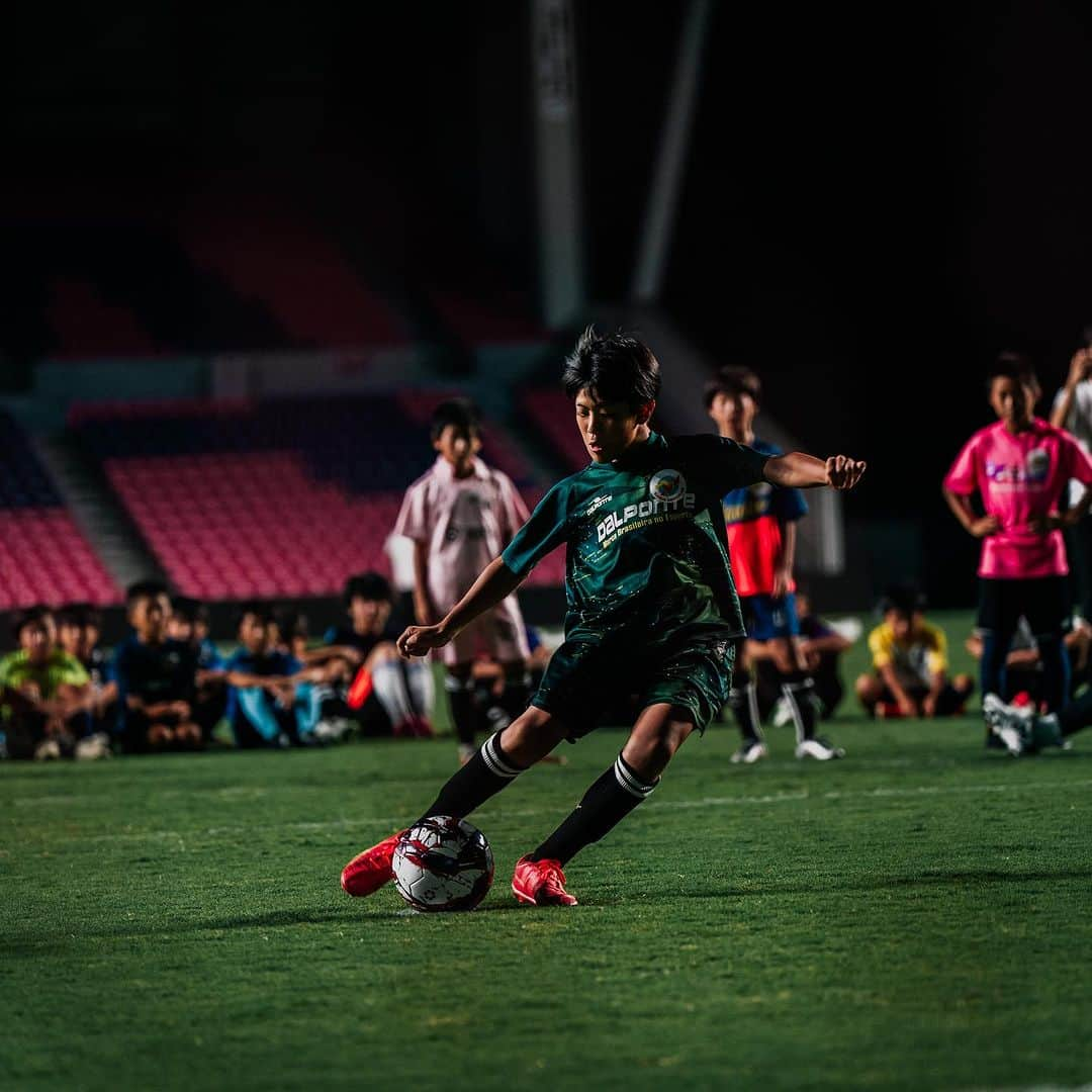 田中裕介さんのインスタグラム写真 - (田中裕介Instagram)「【ペナルティキック】 KANSAI SOCCER FES第3回ではPK対決をトレーニングセッションに取り入れました。 大久保嘉人さん、玉田圭司さんに4人ずつセレクトして頂き対抗戦を行いました。  簡単なように見えて非常に難しいPK。狙った場所にシュートする事は大人やプロになっても難しいものです。  講師のお二人からは 『とにかく自信を持って蹴る事』 の声がありました。  GKとの駆け引きの中で精神的に優位に立つ事の重要性を説いていました。  子供達は普段使用している4号球より大きい5号球、ボランティアで参加していた高校生のGKが相手、そしてプロが使用するスタジアムの独特の緊張感という心理的に高いハードルをクリアして、次々とゴールを決めていました。 （結果はサドンデスで玉田チームの勝利） ※セレクトされた8人にはPK対決記念に KANSAI SOCCER FES オリジナルロゴプリント入り G-SHOCKをプレゼントしました⌚️  シュートクリニックの最後に1日での子供達の飛躍的な成長を見る事ができ、イベントの成功を感じる事ができました。  この経験をこれからの人生に活かしていってもらいたいです⚽️  #KANSAISOCCERFES @kansai_soccer_fes  #gshock  @gshock_jp」10月3日 8時10分 - yusuketanaka_official