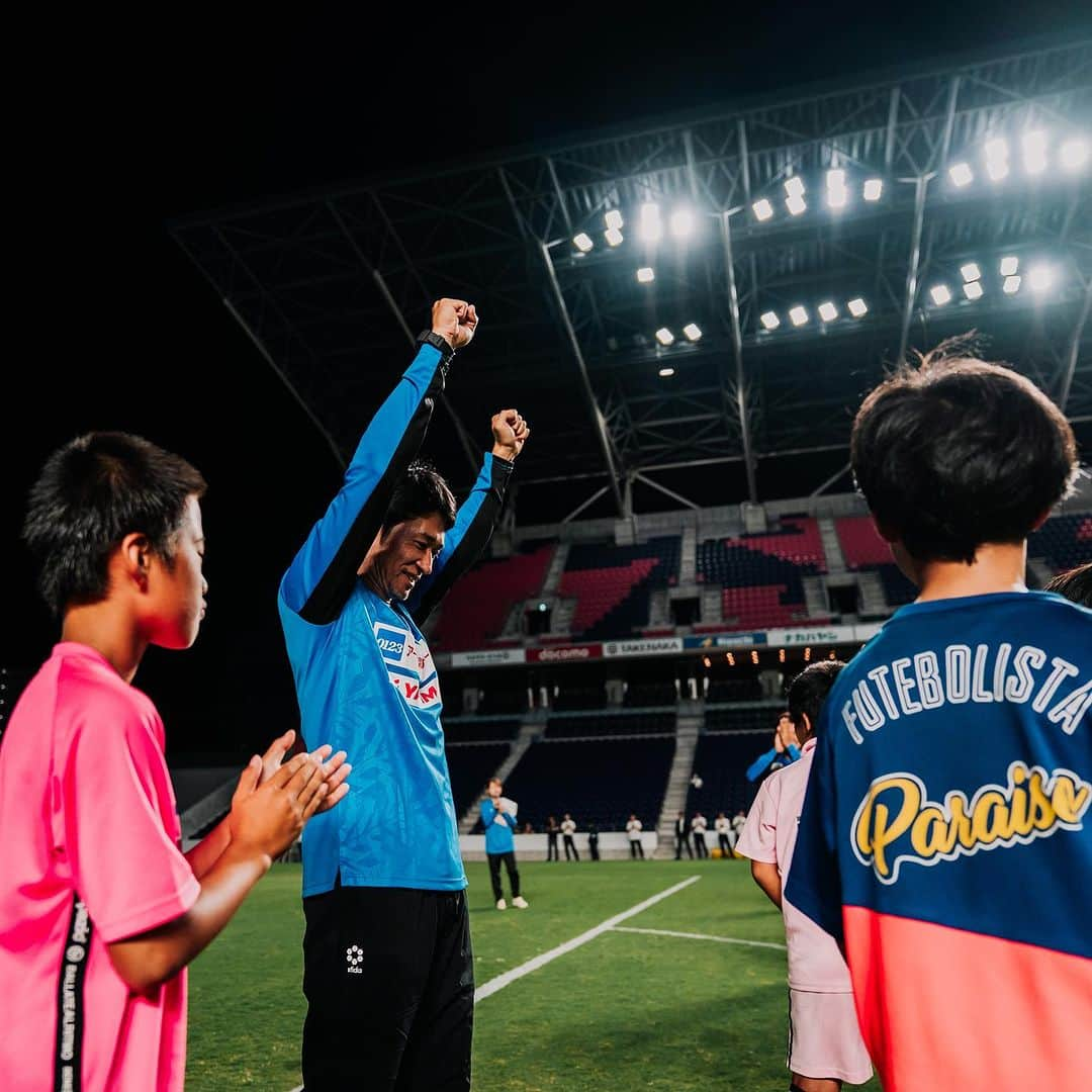 田中裕介さんのインスタグラム写真 - (田中裕介Instagram)「【ペナルティキック】 KANSAI SOCCER FES第3回ではPK対決をトレーニングセッションに取り入れました。 大久保嘉人さん、玉田圭司さんに4人ずつセレクトして頂き対抗戦を行いました。  簡単なように見えて非常に難しいPK。狙った場所にシュートする事は大人やプロになっても難しいものです。  講師のお二人からは 『とにかく自信を持って蹴る事』 の声がありました。  GKとの駆け引きの中で精神的に優位に立つ事の重要性を説いていました。  子供達は普段使用している4号球より大きい5号球、ボランティアで参加していた高校生のGKが相手、そしてプロが使用するスタジアムの独特の緊張感という心理的に高いハードルをクリアして、次々とゴールを決めていました。 （結果はサドンデスで玉田チームの勝利） ※セレクトされた8人にはPK対決記念に KANSAI SOCCER FES オリジナルロゴプリント入り G-SHOCKをプレゼントしました⌚️  シュートクリニックの最後に1日での子供達の飛躍的な成長を見る事ができ、イベントの成功を感じる事ができました。  この経験をこれからの人生に活かしていってもらいたいです⚽️  #KANSAISOCCERFES @kansai_soccer_fes  #gshock  @gshock_jp」10月3日 8時10分 - yusuketanaka_official