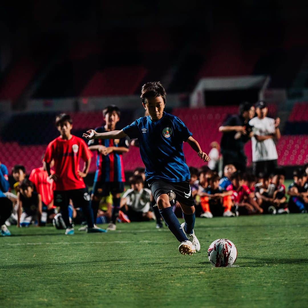 田中裕介さんのインスタグラム写真 - (田中裕介Instagram)「【ペナルティキック】 KANSAI SOCCER FES第3回ではPK対決をトレーニングセッションに取り入れました。 大久保嘉人さん、玉田圭司さんに4人ずつセレクトして頂き対抗戦を行いました。  簡単なように見えて非常に難しいPK。狙った場所にシュートする事は大人やプロになっても難しいものです。  講師のお二人からは 『とにかく自信を持って蹴る事』 の声がありました。  GKとの駆け引きの中で精神的に優位に立つ事の重要性を説いていました。  子供達は普段使用している4号球より大きい5号球、ボランティアで参加していた高校生のGKが相手、そしてプロが使用するスタジアムの独特の緊張感という心理的に高いハードルをクリアして、次々とゴールを決めていました。 （結果はサドンデスで玉田チームの勝利） ※セレクトされた8人にはPK対決記念に KANSAI SOCCER FES オリジナルロゴプリント入り G-SHOCKをプレゼントしました⌚️  シュートクリニックの最後に1日での子供達の飛躍的な成長を見る事ができ、イベントの成功を感じる事ができました。  この経験をこれからの人生に活かしていってもらいたいです⚽️  #KANSAISOCCERFES @kansai_soccer_fes  #gshock  @gshock_jp」10月3日 8時10分 - yusuketanaka_official