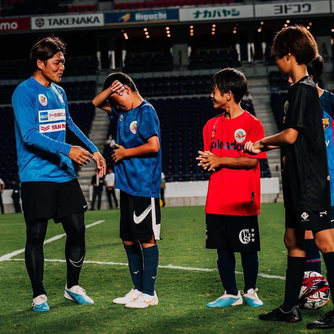 田中裕介さんのインスタグラム写真 - (田中裕介Instagram)「【ペナルティキック】 KANSAI SOCCER FES第3回ではPK対決をトレーニングセッションに取り入れました。 大久保嘉人さん、玉田圭司さんに4人ずつセレクトして頂き対抗戦を行いました。  簡単なように見えて非常に難しいPK。狙った場所にシュートする事は大人やプロになっても難しいものです。  講師のお二人からは 『とにかく自信を持って蹴る事』 の声がありました。  GKとの駆け引きの中で精神的に優位に立つ事の重要性を説いていました。  子供達は普段使用している4号球より大きい5号球、ボランティアで参加していた高校生のGKが相手、そしてプロが使用するスタジアムの独特の緊張感という心理的に高いハードルをクリアして、次々とゴールを決めていました。 （結果はサドンデスで玉田チームの勝利） ※セレクトされた8人にはPK対決記念に KANSAI SOCCER FES オリジナルロゴプリント入り G-SHOCKをプレゼントしました⌚️  シュートクリニックの最後に1日での子供達の飛躍的な成長を見る事ができ、イベントの成功を感じる事ができました。  この経験をこれからの人生に活かしていってもらいたいです⚽️  #KANSAISOCCERFES @kansai_soccer_fes  #gshock  @gshock_jp」10月3日 8時10分 - yusuketanaka_official