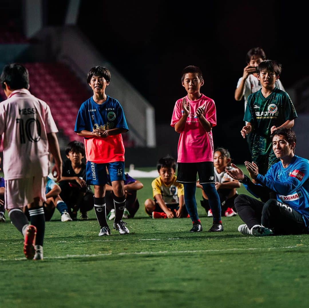 田中裕介さんのインスタグラム写真 - (田中裕介Instagram)「【ペナルティキック】 KANSAI SOCCER FES第3回ではPK対決をトレーニングセッションに取り入れました。 大久保嘉人さん、玉田圭司さんに4人ずつセレクトして頂き対抗戦を行いました。  簡単なように見えて非常に難しいPK。狙った場所にシュートする事は大人やプロになっても難しいものです。  講師のお二人からは 『とにかく自信を持って蹴る事』 の声がありました。  GKとの駆け引きの中で精神的に優位に立つ事の重要性を説いていました。  子供達は普段使用している4号球より大きい5号球、ボランティアで参加していた高校生のGKが相手、そしてプロが使用するスタジアムの独特の緊張感という心理的に高いハードルをクリアして、次々とゴールを決めていました。 （結果はサドンデスで玉田チームの勝利） ※セレクトされた8人にはPK対決記念に KANSAI SOCCER FES オリジナルロゴプリント入り G-SHOCKをプレゼントしました⌚️  シュートクリニックの最後に1日での子供達の飛躍的な成長を見る事ができ、イベントの成功を感じる事ができました。  この経験をこれからの人生に活かしていってもらいたいです⚽️  #KANSAISOCCERFES @kansai_soccer_fes  #gshock  @gshock_jp」10月3日 8時10分 - yusuketanaka_official