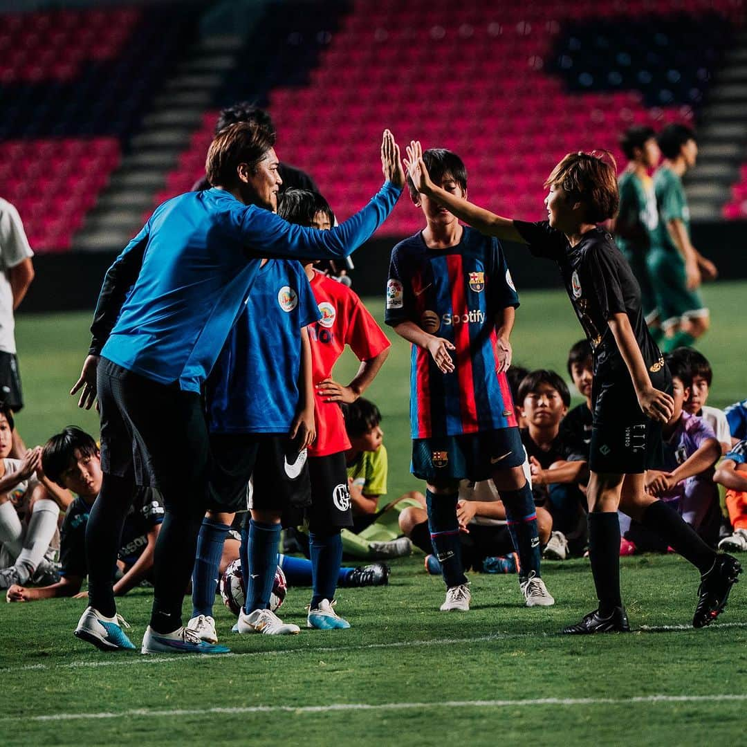 田中裕介さんのインスタグラム写真 - (田中裕介Instagram)「【ペナルティキック】 KANSAI SOCCER FES第3回ではPK対決をトレーニングセッションに取り入れました。 大久保嘉人さん、玉田圭司さんに4人ずつセレクトして頂き対抗戦を行いました。  簡単なように見えて非常に難しいPK。狙った場所にシュートする事は大人やプロになっても難しいものです。  講師のお二人からは 『とにかく自信を持って蹴る事』 の声がありました。  GKとの駆け引きの中で精神的に優位に立つ事の重要性を説いていました。  子供達は普段使用している4号球より大きい5号球、ボランティアで参加していた高校生のGKが相手、そしてプロが使用するスタジアムの独特の緊張感という心理的に高いハードルをクリアして、次々とゴールを決めていました。 （結果はサドンデスで玉田チームの勝利） ※セレクトされた8人にはPK対決記念に KANSAI SOCCER FES オリジナルロゴプリント入り G-SHOCKをプレゼントしました⌚️  シュートクリニックの最後に1日での子供達の飛躍的な成長を見る事ができ、イベントの成功を感じる事ができました。  この経験をこれからの人生に活かしていってもらいたいです⚽️  #KANSAISOCCERFES @kansai_soccer_fes  #gshock  @gshock_jp」10月3日 8時10分 - yusuketanaka_official