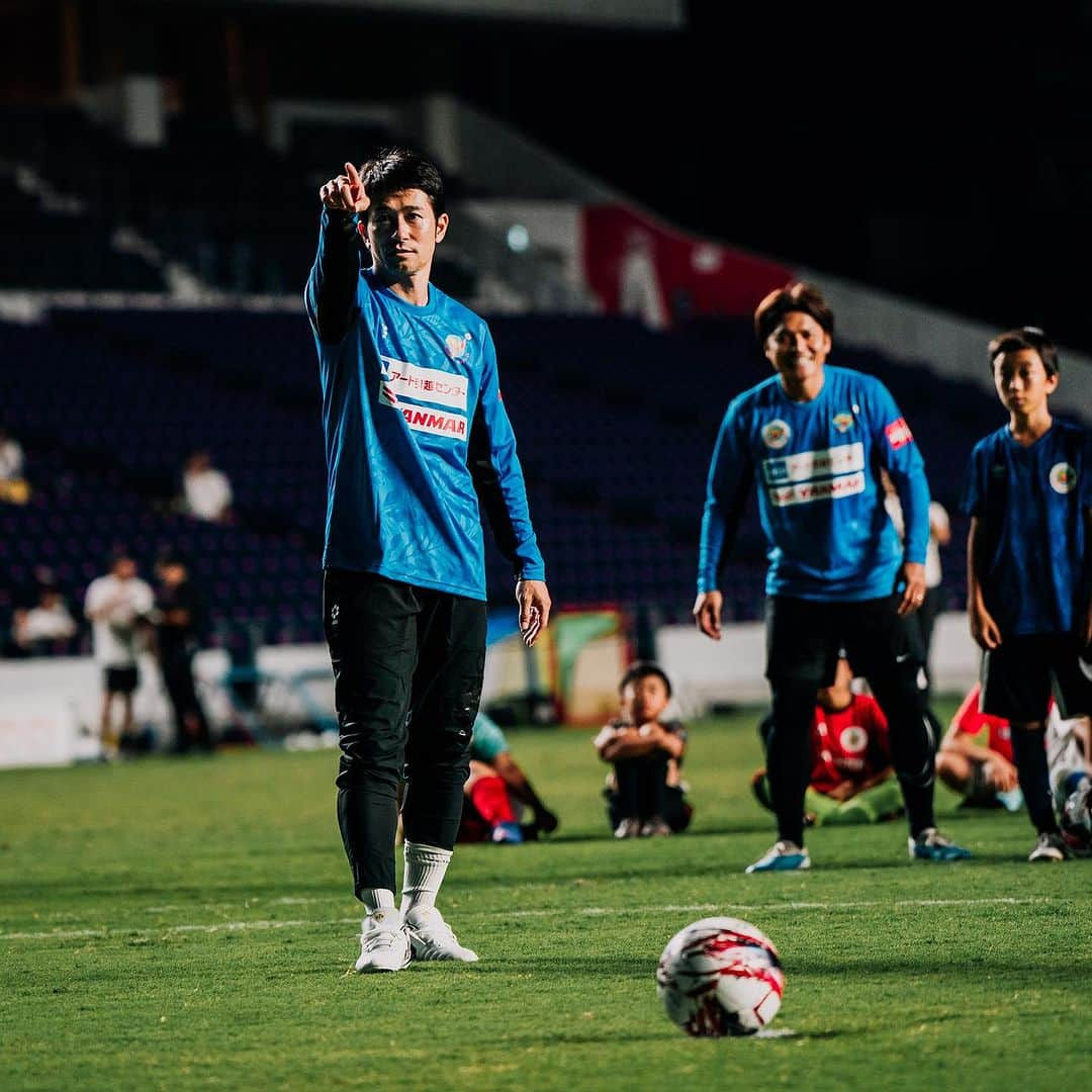 田中裕介さんのインスタグラム写真 - (田中裕介Instagram)「【ペナルティキック】 KANSAI SOCCER FES第3回ではPK対決をトレーニングセッションに取り入れました。 大久保嘉人さん、玉田圭司さんに4人ずつセレクトして頂き対抗戦を行いました。  簡単なように見えて非常に難しいPK。狙った場所にシュートする事は大人やプロになっても難しいものです。  講師のお二人からは 『とにかく自信を持って蹴る事』 の声がありました。  GKとの駆け引きの中で精神的に優位に立つ事の重要性を説いていました。  子供達は普段使用している4号球より大きい5号球、ボランティアで参加していた高校生のGKが相手、そしてプロが使用するスタジアムの独特の緊張感という心理的に高いハードルをクリアして、次々とゴールを決めていました。 （結果はサドンデスで玉田チームの勝利） ※セレクトされた8人にはPK対決記念に KANSAI SOCCER FES オリジナルロゴプリント入り G-SHOCKをプレゼントしました⌚️  シュートクリニックの最後に1日での子供達の飛躍的な成長を見る事ができ、イベントの成功を感じる事ができました。  この経験をこれからの人生に活かしていってもらいたいです⚽️  #KANSAISOCCERFES @kansai_soccer_fes  #gshock  @gshock_jp」10月3日 8時10分 - yusuketanaka_official