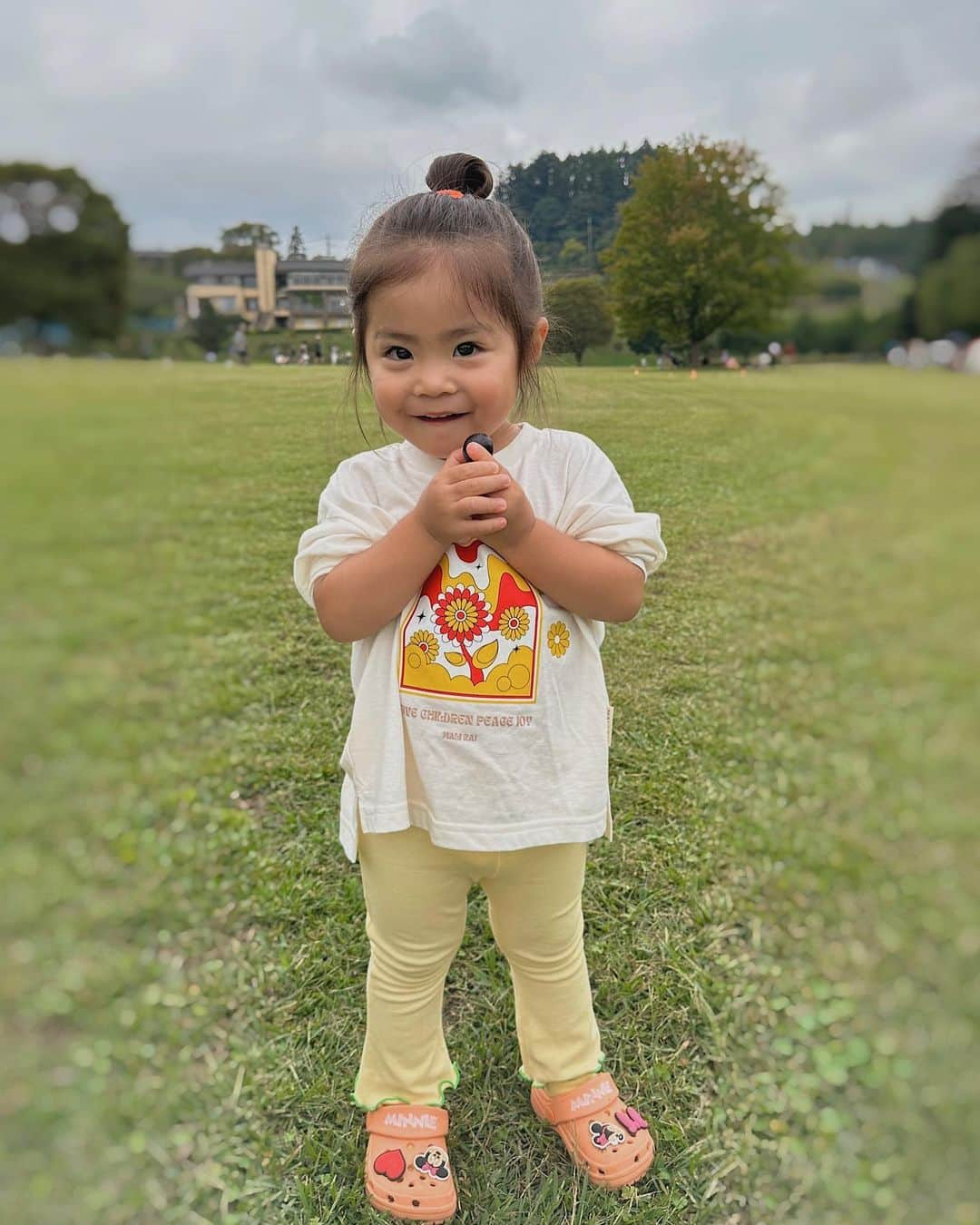 -LIFE IS FUN-のインスタグラム：「🌼🌳🍇🍒🍙🍭🧡  ピクニック日和〜🫶🏼 今月は毎週末ピクニックか キャンプに行きたいぃ🥹🏕️✨  #ピクニック #デイキャンプ #家族コーデ #家族リンク #リンクコーデ #マリライ #maliraj #お揃いコーデ #秋服#兄妹#3兄妹 #おにぎり #おにぎり弁当  #ピクニック弁当」