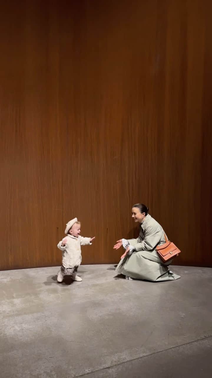 のインスタグラム：「One of my favorite parts of being a mother is being unapologetically authentic to my needs. Before, I would place my desires and needs last always making sure others were served first … Ondine has taught me that I MUST take care of myself first because if I don’t everyone will be effected. I can’t mother her to my fullest if I’m not feelings secure and stable. I can’t love on her and be present if I haven’t poured love on myself first. She also learns from my behavior and my actions not just my words. She sees that I care about my well-being and it teaches her that being a woman and mother doesn’t mean sacrificing who you are and what you need.  Here’s a day at @lacma with my little one because art fills my soul」