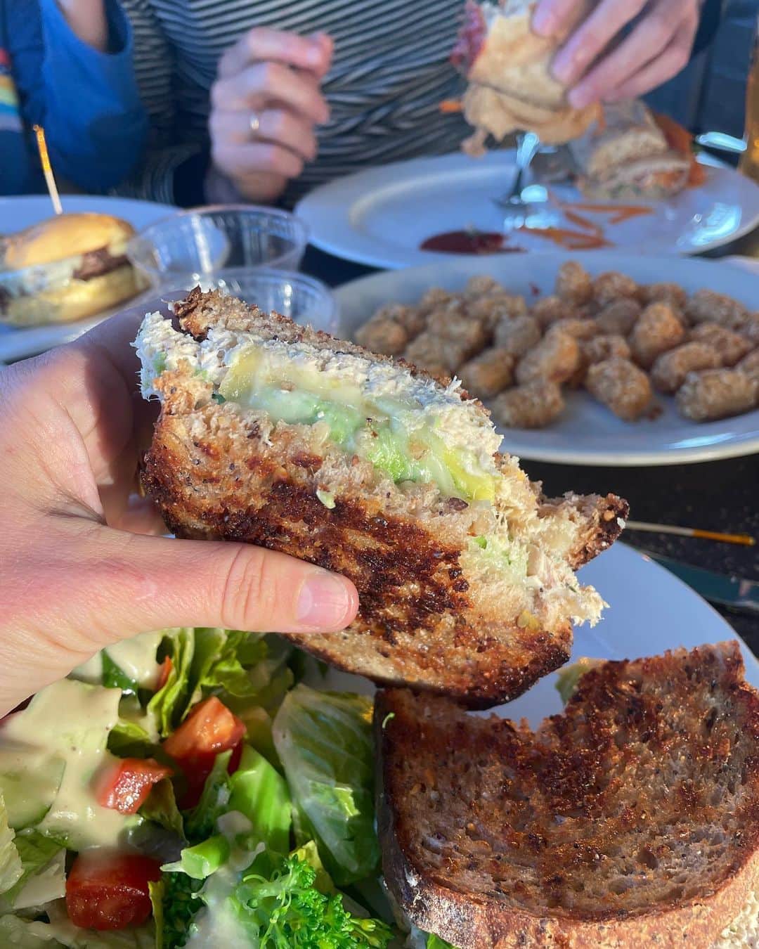 クレア・コフィーさんのインスタグラム写真 - (クレア・コフィーInstagram)「nothing more photogenic than a diner window, nor more perfect than a tuna melt sandwich. (especially this one) 💜  #530res #upstatenewyork #neon #rootbeer」10月3日 8時20分 - clairecoffee