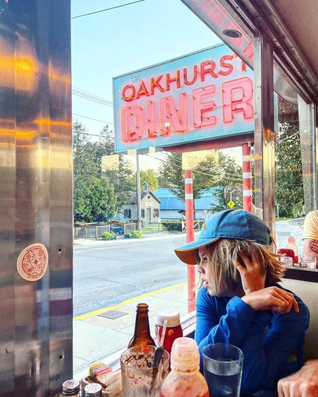 クレア・コフィーのインスタグラム：「nothing more photogenic than a diner window, nor more perfect than a tuna melt sandwich. (especially this one) 💜  #530res #upstatenewyork #neon #rootbeer」