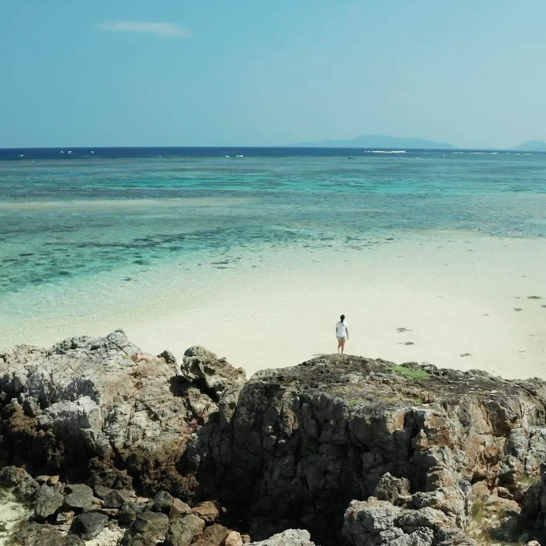 HAIMURUBUSHI はいむるぶしのインスタグラム：「小浜島・はいむるぶしから癒しの風景をお届けします。 古来より引き継がれて来た沖縄の伝統・文化… その一つ沖縄の伝統木造船「サバニ船」。 鉄釘を使わず、木と木を継なぎ合わせる時に　かすがいの役目のフンドウと竹釘を使い製作されました。 先人より受け継ぐサバニ船で八重山の美しい海をお楽しみください。 #沖縄 #八重山諸島 #離島 #伝統 #サバニ #船 #体験 #海 #旅行 #小浜島 #リゾート #ホテル #はいむるぶし  #okinawa #yaeyama #island #tradition #culture #experience #sabani #kohamajima #resort #hotel #haimurubushi」