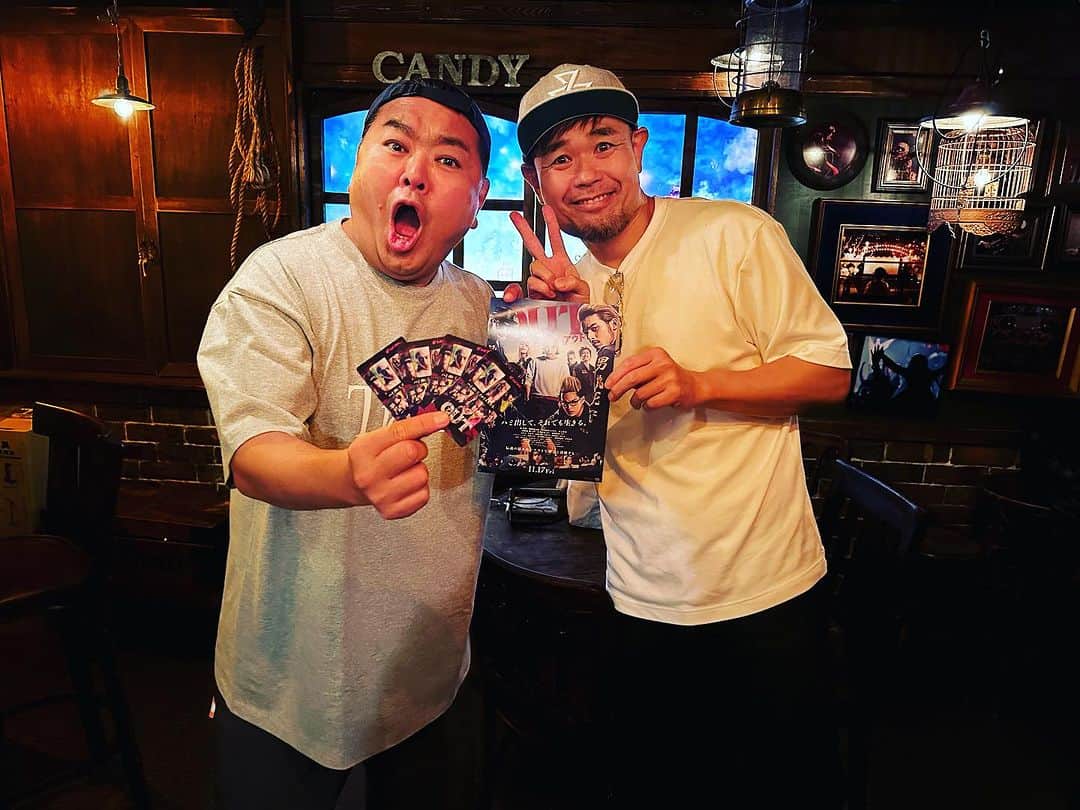 品川祐のインスタグラム：「#ダイノジおおち　さん たまたま遭遇。 ムビチケを4枚買ってくれた😭 ありがとう #あれ福岡移住は #送別会したのに #明日は北海道らしい #映画OUT」