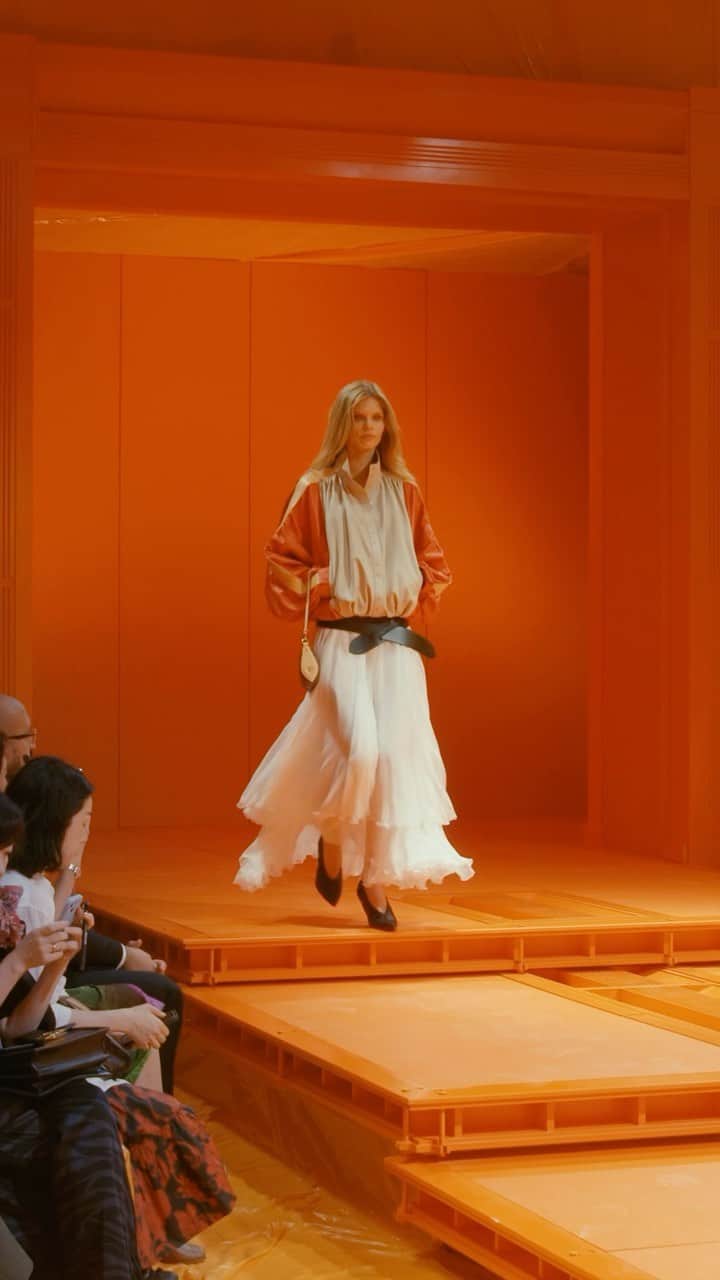 のインスタグラム：「Women’s Spring-Summer 2024 Show. Playing with layered volumes and tailored ensembles, @NicolasGhesquiere fuses quintessential Parisian fashion with vintage style codes in an audacious ode to French elegance. Watch the full show via link in bio.   #LVSS24 #LouisVuitton」