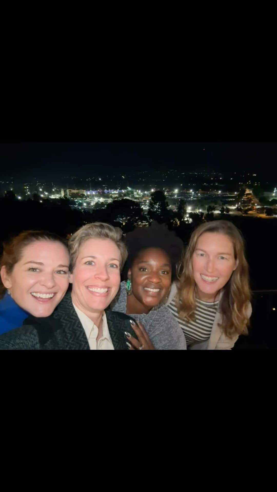 サラ・ドリューのインスタグラム：「Such a fun night celebrating my birthday with my girls @yaanikingmonds @theaimeeparker and @marlanahope on Marlana’s balcony listening to @coldplay kill it at the @rosebowlstadium !! We laughed till we cried (I also peed a little) and also cried till we laughed again. Sisterhood is EVERYTHING and I’m so grateful for these gorgeous sisters in my life!」