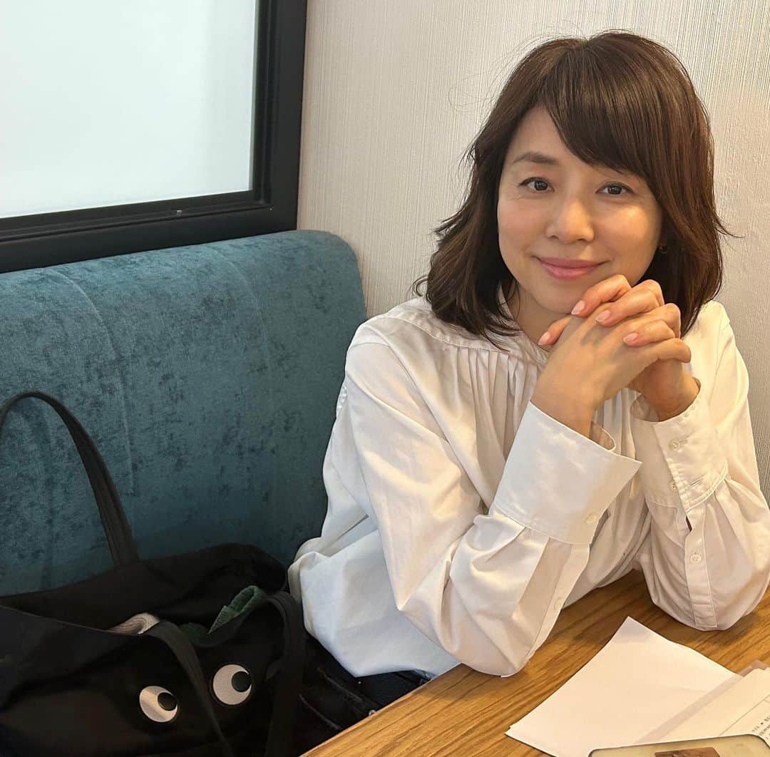 石田ゆり子のインスタグラム：「一年が経つのは、なんて早いんだろうと、この日が来ると毎回思います。 歳を重ねるのは実に、面白いことです。自分の欠点や弱点が嫌でも浮き彫りになってきます。でも同時に、 長く付き合ってきた自分自身との向き合い方や自分の良いところもよくわかるようになって来ます。 まあだいたい、私の場合は良いところも悪いところも表裏一体です。 こんな私を支えてくれる、私の周りにいてくれるみんな、仕事関係の皆様、いつもいつもありがとうございます。私の日々に寄り添って一緒に生きてくれる家族同然の動物たち、本当にありがとう。 そしてやはり、54年前の今日、私を産み育ててくれた両親に感謝します。人生は長い。こんな私ですがどうぞこれからもよろしくお願いします。2023 10.3 石田ゆり子」
