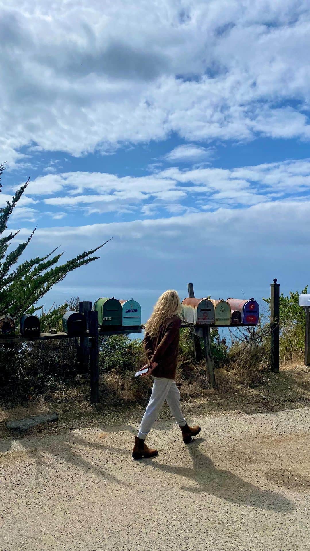 マッケンジー・モージーのインスタグラム：「first anniversary where we call our second home 🌊🌲💫」