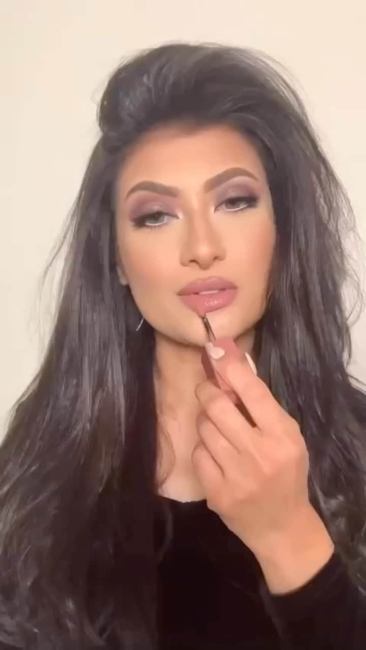 Maybelline New Yorkのインスタグラム：「Makeup math is buying every shade of that one Lippie you wear every day so you can wear it for every occasion. Watch @faiza.hyder try on some of her fav #SuperStay Vinyl Inks. 💄」