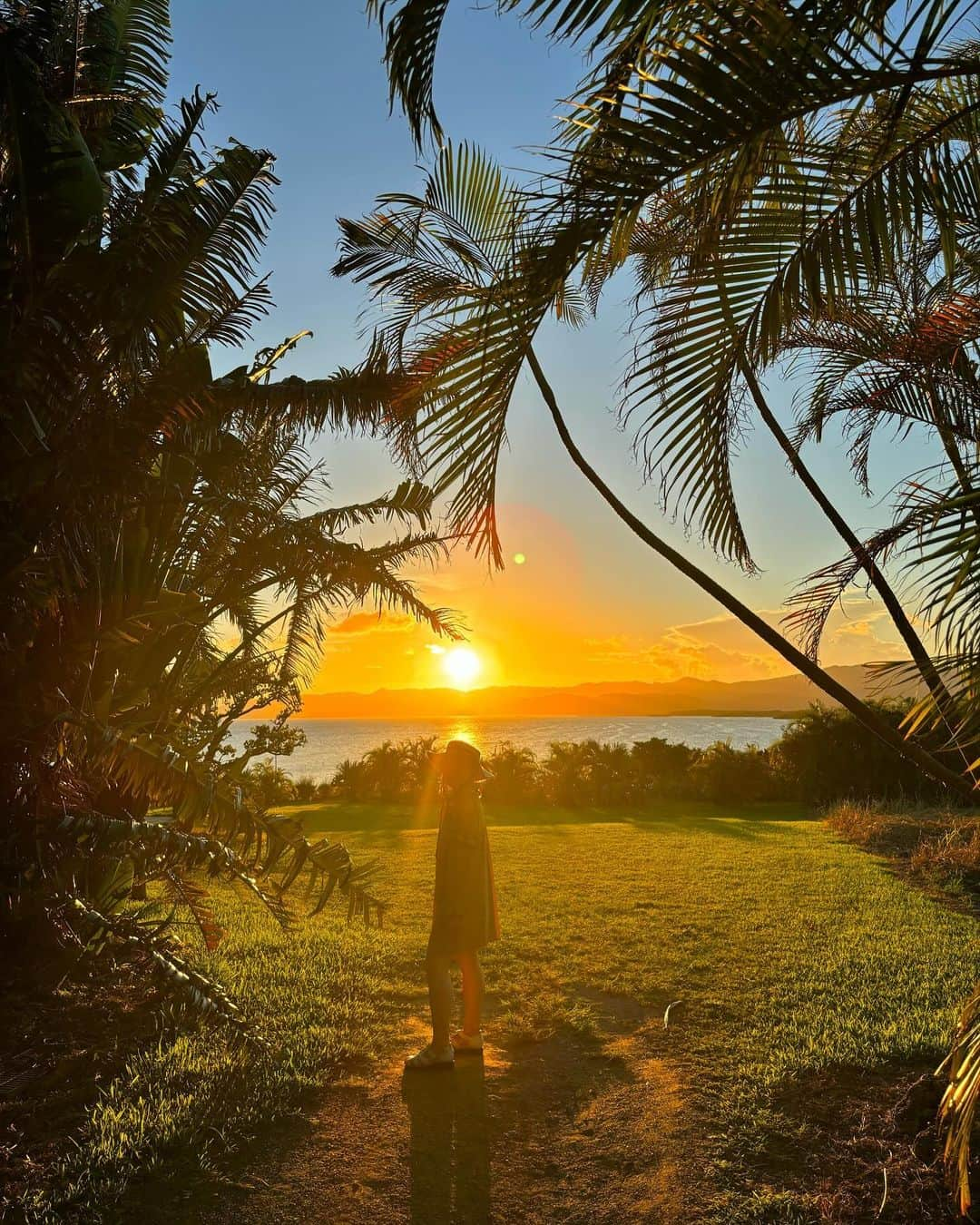 去来川奈央のインスタグラム：「. 夕日と島バナナ🏝️  南国やんか〜  #沖縄 #okinawa #小浜島 #sunset #島バナナ」