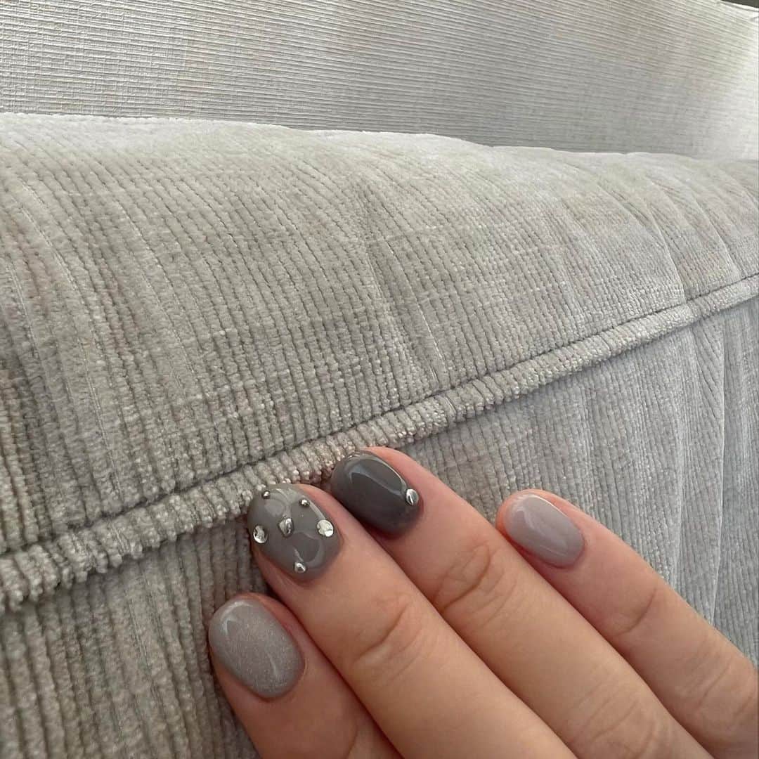 山内一世のインスタグラム：「🌪️🐘🥽 ソファにもマッチしてた♡ 🛋️ @boconcept_official  #nailart#nail」