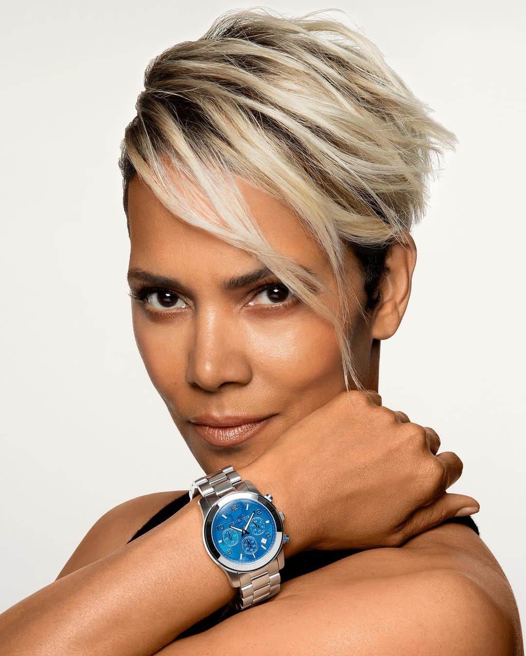 のインスタグラム：「“We can change the lives of families and children—one lunch at a time.” -Halle Berry  All profits from the sale of this year’s special-edition T-shirt and tote go to the @WorldFoodProgramme (WFP). For each watch sold, #MichaelKors will donate the equivalent of 200 meals to children in need through WFP.  Join the cause. To learn more, visit WatchHungerStop.com for program details.  WFP does not endorse any product or service.  Photographed by @CliffWatts」