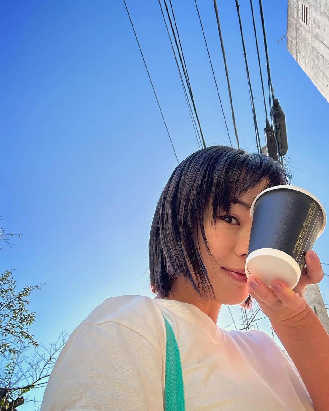 井上和香さんのインスタグラム写真 - (井上和香Instagram)「. おはよう☀  今日は肌寒く感じる朝だったなー なのでホットコーヒー☕️  さ！お仕事行ってきまーす✨  #おはよう」10月3日 8時37分 - inoue_waka
