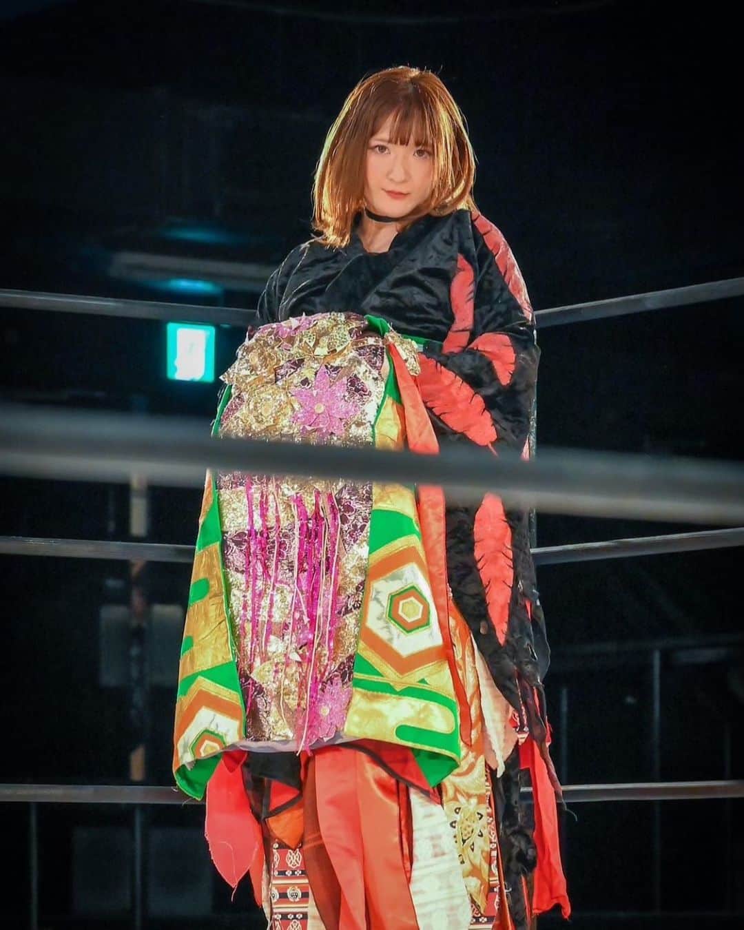 朱崇花のインスタグラム：「一人で支度するの無理。 ヘアメさんだけでも毎回付けたいー #ヘアメ#衣装#舞台#ステージ衣装#hair #hairstyle#hairmake #歌舞伎町」