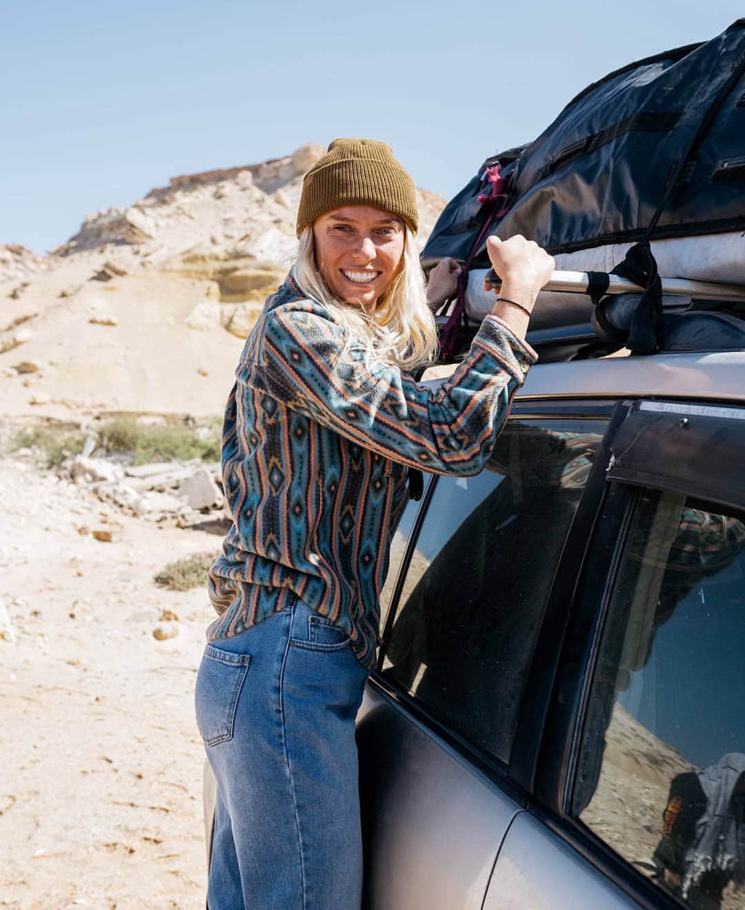 BILLABONG WOMENSのインスタグラム：「We heard it was firing in the north so the next morning we woke at the crack of dawn and loaded up the trucks for the 10 hour journey. Changing flights last minute and getting in a quick brekkie before hitting the road. It was cold when we left the coast but the drive was hot, no AC through the middle of the Sahara. Our convoy was flying. Apparently speed limits are a suggestion in Morocco. Watch the film, link in bio. #BillabongAdventureDivison」