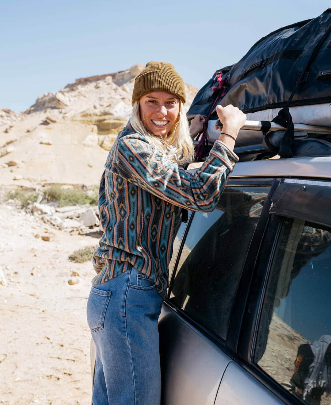 BILLABONG WOMENSのインスタグラム：「We heard it was firing in the north so the next morning we woke at the crack of dawn and loaded up the trucks for the 10 hour journey. Changing flights last minute and getting in a quick brekkie before hitting the road. It was cold when we left the coast but the drive was hot, no AC through the middle of the Sahara. Our convoy was flying. Apparently speed limits are a suggestion in Morocco. Watch the film, link in bio. #BillabongAdventureDivison」