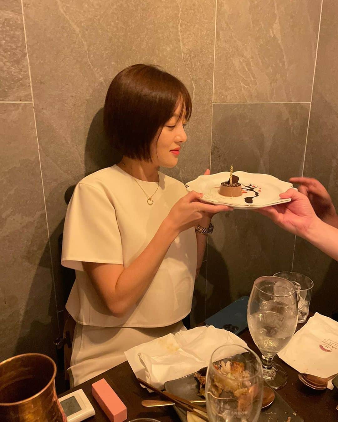 ファン・ボラのインスタグラム：「생일마다 50명씩초대해서 대환장파티를 열었던나 올해는 소소하게 가족과함께 가족같은 친구들과 힘께 보냈다 비록 아무더 생일케익을 안아져왔지만(꼭 생일때 누군가 가져오겟지해서 캐익이 없는 경우가 있음 ) 너무 감사하고 행복했던 축하해주신 카카오선물(바디로샨이 내부부분임 사우나 메니아라)보내주싴 모든분들 감사하고 다 보답하고 집착할겁니다 더더 멋진사람으로 성장할게요 나의40대가 기대된다 두근🩷💜」