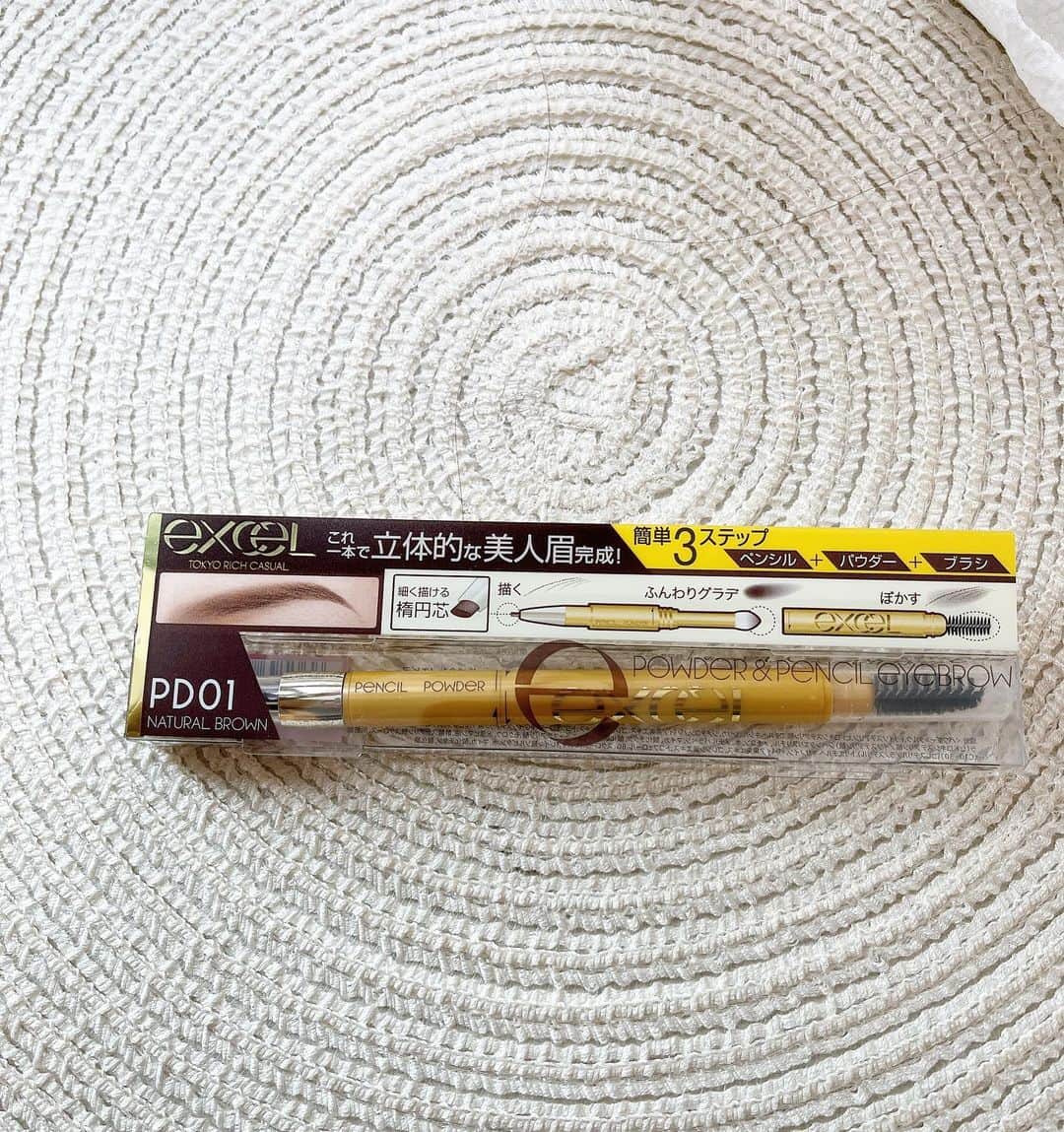 のインスタグラム：「もっと早く買っておけば良かったと思うぐらい良かったエクセルの眉ペン✒️ 少し前にウェルシアに行ったら人気の色味はすべて売り切れていたから、ショップインみたいなお店に行ったらありました💓 1番人気がナチュラルブラウンと貼ってあったので、そのまま購入🩷 おったまげるほど良かった💓  ・ #エクセル#眉毛 #アイブロウペンシル」