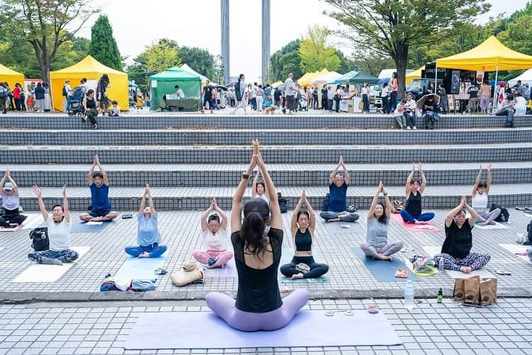 梅澤友里香さんのインスタグラム写真 - (梅澤友里香Instagram)「10/1（日）  @yoga_field_v 2023秋 無事開催し、終了しました！  YOGAFIELD初の野外で 私自身は外ヨガの経験は沢山していますが、 運営に関わりながらの外ヨガは初めて😳 （自主開催のパークヨガ以外では）  あれやこれやとちょっとしたハプニングも起きながらも ボランティアスタッフ @erriii61616  @atemariko726  @tanaka9907  @spica__._  みんなが一緒にあれやこれやと対応してくれて😭🙏🏻 先生達も柔軟に対応してくれて、 なにより参加してくれた皆さんの優しさに救われました🥺✨  そして楽しそうにワクワクしている表情に沢山出逢えて 『幸せ』を感じました😭❤️  私自身はクラス前も会場のセッティングなどで やや気持ちがザワザワして クラスに入るスイッチが少し遅くなり反省もあるのですが😔 この経験は次に繋がる成長と感じています💪✨ 先生としてもまだまだ成長しなくては💪💪💪 いつも優しく見守ってくれてありがとうございます🥺✨  そして一日中動き回ってくれた @oh_tomas_92 さん 欲しい写真を撮ってくれるし、何から何までサポートしてくれて 感動してます✨😭 本当にありがとうございます！  @veganfesoffice 同時開催という事で ヨガをテレビを見ているように見ながらモグモグしている方も多く☺️  こういった環境でやるのもイベントならではであり、 見ている方でも 思わず体を動かしてしまっている方も多く❤️  ヨガと食。 とても近い関係にありながらも まだまだお互いに近寄りづらかったりして、 お互いの文化をこんな風に共有出来る空間は本当に素晴らしいな。 と感じたし、 アーサナやマントラ、音楽と楽しむヨガ 色々な文化を観て経験して頂けた事をとても嬉しく思っています🥺✨  これは先生達のパワーはもちろん 参加者の皆さんのポジティブなパワーが溢れていたお陰だと思います🥺✨  まだまだ改善するべき点も多いですが、 ○○の時期にあって 行けばみんなに会える 【当たり前のヨガイベント】 になったら良いなぁー❤️ って思い、精進していきます❤️  レッスン受けてくれたみなさんも レッスン受けれなかったけど 話しかけてくれた皆さんも本当にありがとうございました！！✨  1日まるっと楽しかった❤️ そしてこの日関わってくれた方全ての方々にLOVEを送りたいです😭❤️❤️❤️  @veganfesoffice  @veganboy.m さん ありがとうございました！  講師陣 @ema_takahashi_  @yoheiyoga  @satomiyoga_firiroku  @yurika_umezawa   photo by @oh_tomas_92   サポート @sunchlorellajapan  @perfectpotionjapan   wear @chacott_balance  @lululemonjp   #ヨガフィールド #YOGAFIELD2023   #ヨガインストラクター #ヨガ講師  #ヨガ #ヨガイベント #YOGAFIELD #ビーガングルメ祭り　 #木場公園 #東京ヨガ  #ヴィーガン #ベジタリアン #プラントベース  #yoga #yogaevent #vegan #vegetarian #plantbase #ヨガレッスン #ヨガポーズ #ヨガ哲学」10月3日 8時55分 - yurika_umezawa