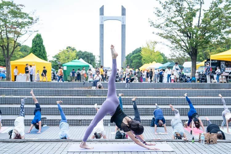 梅澤友里香さんのインスタグラム写真 - (梅澤友里香Instagram)「10/1（日）  @yoga_field_v 2023秋 無事開催し、終了しました！  YOGAFIELD初の野外で 私自身は外ヨガの経験は沢山していますが、 運営に関わりながらの外ヨガは初めて😳 （自主開催のパークヨガ以外では）  あれやこれやとちょっとしたハプニングも起きながらも ボランティアスタッフ @erriii61616  @atemariko726  @tanaka9907  @spica__._  みんなが一緒にあれやこれやと対応してくれて😭🙏🏻 先生達も柔軟に対応してくれて、 なにより参加してくれた皆さんの優しさに救われました🥺✨  そして楽しそうにワクワクしている表情に沢山出逢えて 『幸せ』を感じました😭❤️  私自身はクラス前も会場のセッティングなどで やや気持ちがザワザワして クラスに入るスイッチが少し遅くなり反省もあるのですが😔 この経験は次に繋がる成長と感じています💪✨ 先生としてもまだまだ成長しなくては💪💪💪 いつも優しく見守ってくれてありがとうございます🥺✨  そして一日中動き回ってくれた @oh_tomas_92 さん 欲しい写真を撮ってくれるし、何から何までサポートしてくれて 感動してます✨😭 本当にありがとうございます！  @veganfesoffice 同時開催という事で ヨガをテレビを見ているように見ながらモグモグしている方も多く☺️  こういった環境でやるのもイベントならではであり、 見ている方でも 思わず体を動かしてしまっている方も多く❤️  ヨガと食。 とても近い関係にありながらも まだまだお互いに近寄りづらかったりして、 お互いの文化をこんな風に共有出来る空間は本当に素晴らしいな。 と感じたし、 アーサナやマントラ、音楽と楽しむヨガ 色々な文化を観て経験して頂けた事をとても嬉しく思っています🥺✨  これは先生達のパワーはもちろん 参加者の皆さんのポジティブなパワーが溢れていたお陰だと思います🥺✨  まだまだ改善するべき点も多いですが、 ○○の時期にあって 行けばみんなに会える 【当たり前のヨガイベント】 になったら良いなぁー❤️ って思い、精進していきます❤️  レッスン受けてくれたみなさんも レッスン受けれなかったけど 話しかけてくれた皆さんも本当にありがとうございました！！✨  1日まるっと楽しかった❤️ そしてこの日関わってくれた方全ての方々にLOVEを送りたいです😭❤️❤️❤️  @veganfesoffice  @veganboy.m さん ありがとうございました！  講師陣 @ema_takahashi_  @yoheiyoga  @satomiyoga_firiroku  @yurika_umezawa   photo by @oh_tomas_92   サポート @sunchlorellajapan  @perfectpotionjapan   wear @chacott_balance  @lululemonjp   #ヨガフィールド #YOGAFIELD2023   #ヨガインストラクター #ヨガ講師  #ヨガ #ヨガイベント #YOGAFIELD #ビーガングルメ祭り　 #木場公園 #東京ヨガ  #ヴィーガン #ベジタリアン #プラントベース  #yoga #yogaevent #vegan #vegetarian #plantbase #ヨガレッスン #ヨガポーズ #ヨガ哲学」10月3日 8時55分 - yurika_umezawa