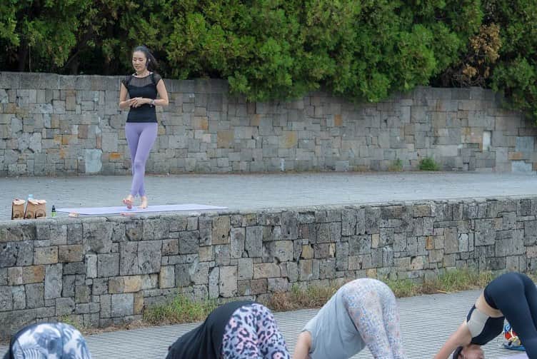 梅澤友里香さんのインスタグラム写真 - (梅澤友里香Instagram)「10/1（日）  @yoga_field_v 2023秋 無事開催し、終了しました！  YOGAFIELD初の野外で 私自身は外ヨガの経験は沢山していますが、 運営に関わりながらの外ヨガは初めて😳 （自主開催のパークヨガ以外では）  あれやこれやとちょっとしたハプニングも起きながらも ボランティアスタッフ @erriii61616  @atemariko726  @tanaka9907  @spica__._  みんなが一緒にあれやこれやと対応してくれて😭🙏🏻 先生達も柔軟に対応してくれて、 なにより参加してくれた皆さんの優しさに救われました🥺✨  そして楽しそうにワクワクしている表情に沢山出逢えて 『幸せ』を感じました😭❤️  私自身はクラス前も会場のセッティングなどで やや気持ちがザワザワして クラスに入るスイッチが少し遅くなり反省もあるのですが😔 この経験は次に繋がる成長と感じています💪✨ 先生としてもまだまだ成長しなくては💪💪💪 いつも優しく見守ってくれてありがとうございます🥺✨  そして一日中動き回ってくれた @oh_tomas_92 さん 欲しい写真を撮ってくれるし、何から何までサポートしてくれて 感動してます✨😭 本当にありがとうございます！  @veganfesoffice 同時開催という事で ヨガをテレビを見ているように見ながらモグモグしている方も多く☺️  こういった環境でやるのもイベントならではであり、 見ている方でも 思わず体を動かしてしまっている方も多く❤️  ヨガと食。 とても近い関係にありながらも まだまだお互いに近寄りづらかったりして、 お互いの文化をこんな風に共有出来る空間は本当に素晴らしいな。 と感じたし、 アーサナやマントラ、音楽と楽しむヨガ 色々な文化を観て経験して頂けた事をとても嬉しく思っています🥺✨  これは先生達のパワーはもちろん 参加者の皆さんのポジティブなパワーが溢れていたお陰だと思います🥺✨  まだまだ改善するべき点も多いですが、 ○○の時期にあって 行けばみんなに会える 【当たり前のヨガイベント】 になったら良いなぁー❤️ って思い、精進していきます❤️  レッスン受けてくれたみなさんも レッスン受けれなかったけど 話しかけてくれた皆さんも本当にありがとうございました！！✨  1日まるっと楽しかった❤️ そしてこの日関わってくれた方全ての方々にLOVEを送りたいです😭❤️❤️❤️  @veganfesoffice  @veganboy.m さん ありがとうございました！  講師陣 @ema_takahashi_  @yoheiyoga  @satomiyoga_firiroku  @yurika_umezawa   photo by @oh_tomas_92   サポート @sunchlorellajapan  @perfectpotionjapan   wear @chacott_balance  @lululemonjp   #ヨガフィールド #YOGAFIELD2023   #ヨガインストラクター #ヨガ講師  #ヨガ #ヨガイベント #YOGAFIELD #ビーガングルメ祭り　 #木場公園 #東京ヨガ  #ヴィーガン #ベジタリアン #プラントベース  #yoga #yogaevent #vegan #vegetarian #plantbase #ヨガレッスン #ヨガポーズ #ヨガ哲学」10月3日 8時55分 - yurika_umezawa