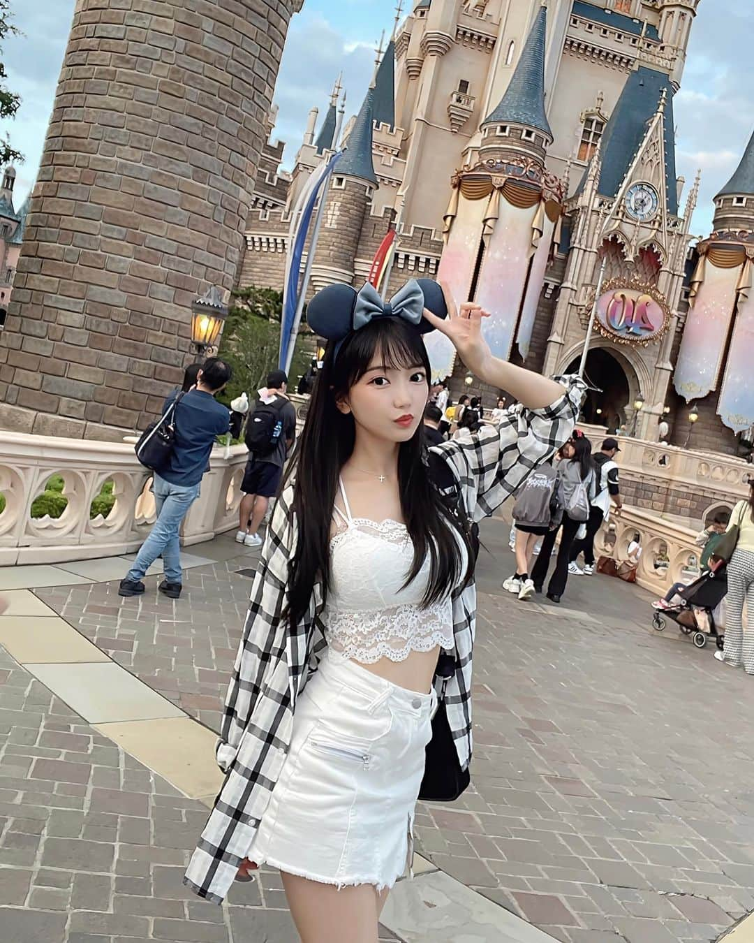 吉沢朱音さんのインスタグラム写真 - (吉沢朱音Instagram)「おはよう〜！🐭🏰 福岡からの親友ちゃんと ディズニーランド行ってきたよ♡ . もう涼しくなってきて気温快適だった〜…💭 . 今日もいちにち！！！！ . . shirt: #fluid  tops＆bottom: #shein  . #私服 #全身コーデ #ディズニーランド  #disneyland #disnygram」10月3日 8時56分 - nesomagic72