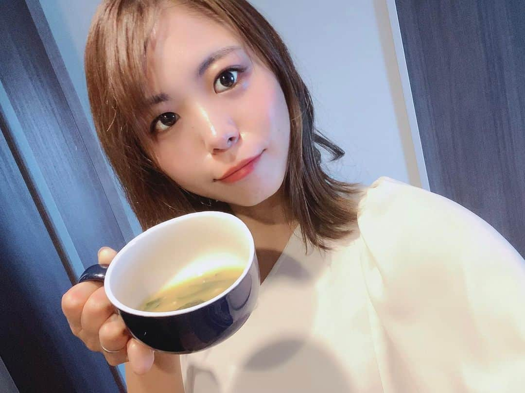 波谷柚希のインスタグラム：「忙しい朝でも簡単に飲める🙌 花びら茸のおみそ汁&和風スープ🍄  1番好きな飲み物は味噌汁じゃないかってくらい 味噌汁が好きな私です🙋‍♀️🙋‍♀️ 最近毎朝飲んでるお味噌汁をご紹介〜！  今までもよく即席スープを 買うことあったんだけど、　 これは本当にお湯を注ぐだけで 直ぐに解れるからすぐに作れるし 何より具が多いのが嬉しい🥺💓  こんなに種類多く入ってるの あんまり無いと思う！！🫡✨  💛みそ汁 花びら茸の出汁の旨味と信州味噌が 引き立て合って豊かなコクと風味が良い🥺 化学調味料不使用で、 にんじんやほうれん草などは市場に出回らない規格外のものを活用してるから地球にも優しい🌏  💛和風スープ カツオと昆布の旨味が花びら茸の出汁と絡み合って深い味わいが楽しめちゃう🥰 素材の旨味を引き出した毎日飲みたくなる1杯☝️  最近、日本人の98％が ビタミンD不足っていう研究結果が 発表されたらしいんだけど  中に入ってる花びら茸がビタミンDが豊富だから このみそ汁、和風スープ1食で 一日に必要なビタミンDの目安量（8.5㎍）を 十分に補うことができるんだって🥰  また、食物繊維の一種「βグルカン」が 他の食材よりも多いから、 すっきり快調な生活になるし 朝の一杯に最適〜！！✨  PR @hanabiratake_morinowa #βグルカン #簡単ヘルシー #お手軽料理 #お手軽調理 #ビタミンd #ビタミンd不足　#お味噌汁」