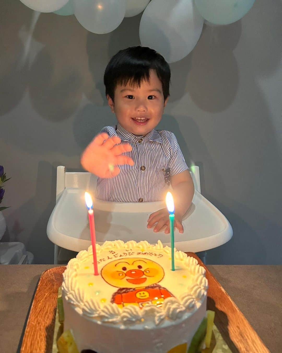 畠中清羅 のインスタグラム：「_  我が家の癒し担当🫧 2歳おめでとう🎂🩵💙  夜突然破水から始まり私はてんやわんやで 大変だったけど無事に産まれてきてくれて2年が経ちました！  子供達が成長していく姿を見ると嬉しい気持ちと寂しい気持ち🥹  あんなに赤ちゃんだったのに もう自分で歩けるし意思を伝えられるようになったし毎日毎日少しずつできることが増えてきてやっぱりママはとっても嬉しいです✨  これからも元気いっぱいに過ごしてくれたら私はそれだけでいい🫶  私のパワーの源です！  最近子育てで悩む事もあるけど 私のモットーは子供は子じゃなくて個  1人の人として誠実に接したいなと思います😊🤍 （まだまだそんなのとは程遠いけど..） 子供と一緒に私もお母さんとして成長しつづけないと、、！  お誕生日おめでとう🩷 あいしてるよーーーー！！！！！  #2歳#2歳誕生日#アンパンマン」