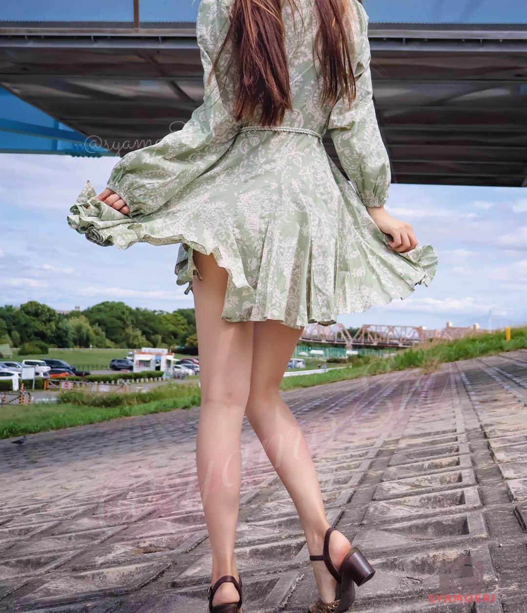 のインスタグラム：「おはよー⛅ 火曜日だよ✨ 行ってらっしゃい💕 peace✌️  限定動画📽️と写真📸はプロフィールのリンクから観れるよ💕 インスタのサブスクには限定のストーリーやおまけを投稿してるよ📸🎶  #portrait_shots #カメラ女子 #photography #ポートレート #peace」