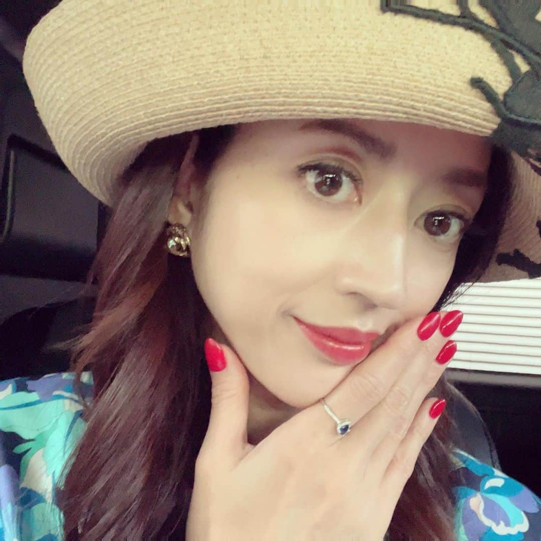 小沢真珠のインスタグラム：「おはようございます。もう10月ですね！皆さま如何お過ごしですか？  私は10/14スタートのドラマ「単身花日」に、マダム・折口麗子役で出演させて頂きます。  ネイルはマダムっぽく赤にしましたのよ❤︎  観て頂けると嬉しいです。  https://www.tv-asahi.co.jp/tanshin_hanabi/  #単身花日 #テレビ朝日 #よる11時スタート #初回拡大スペシャル #折口麗子役 #赤ネイル」