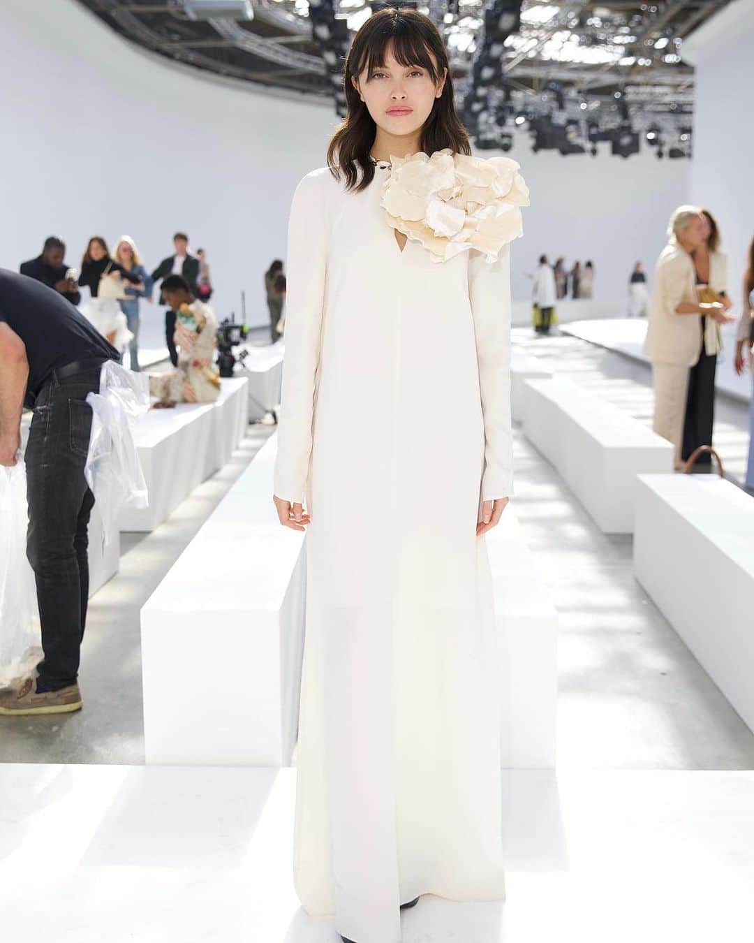 サラ・エレンのインスタグラム：「The dreamiest of runways 🤍 @zimmermann」