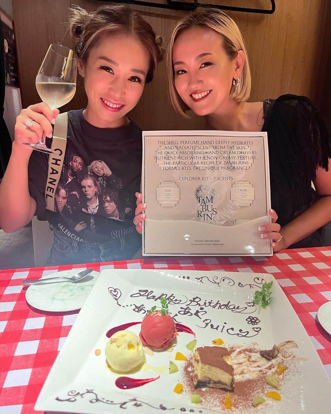 亜弥のインスタグラム：「🫶🏾 2月のnoriちゃんの誕生日会ぶりに会えた🩷 (8ヶ月経ってたょ😂)  7月生まれ　あいみん  8月生まれ　ワタシ 9月生まれ　juicy お誕生日のお祝いありがとう🩷🩷 プレゼント嬉しかった🥰🎁 重いのにありがとう🇰🇷  감사합니다🫶🏾🫶🏾  #合同誕生日 #ありがとう #もう少し頻度良く会いたい」